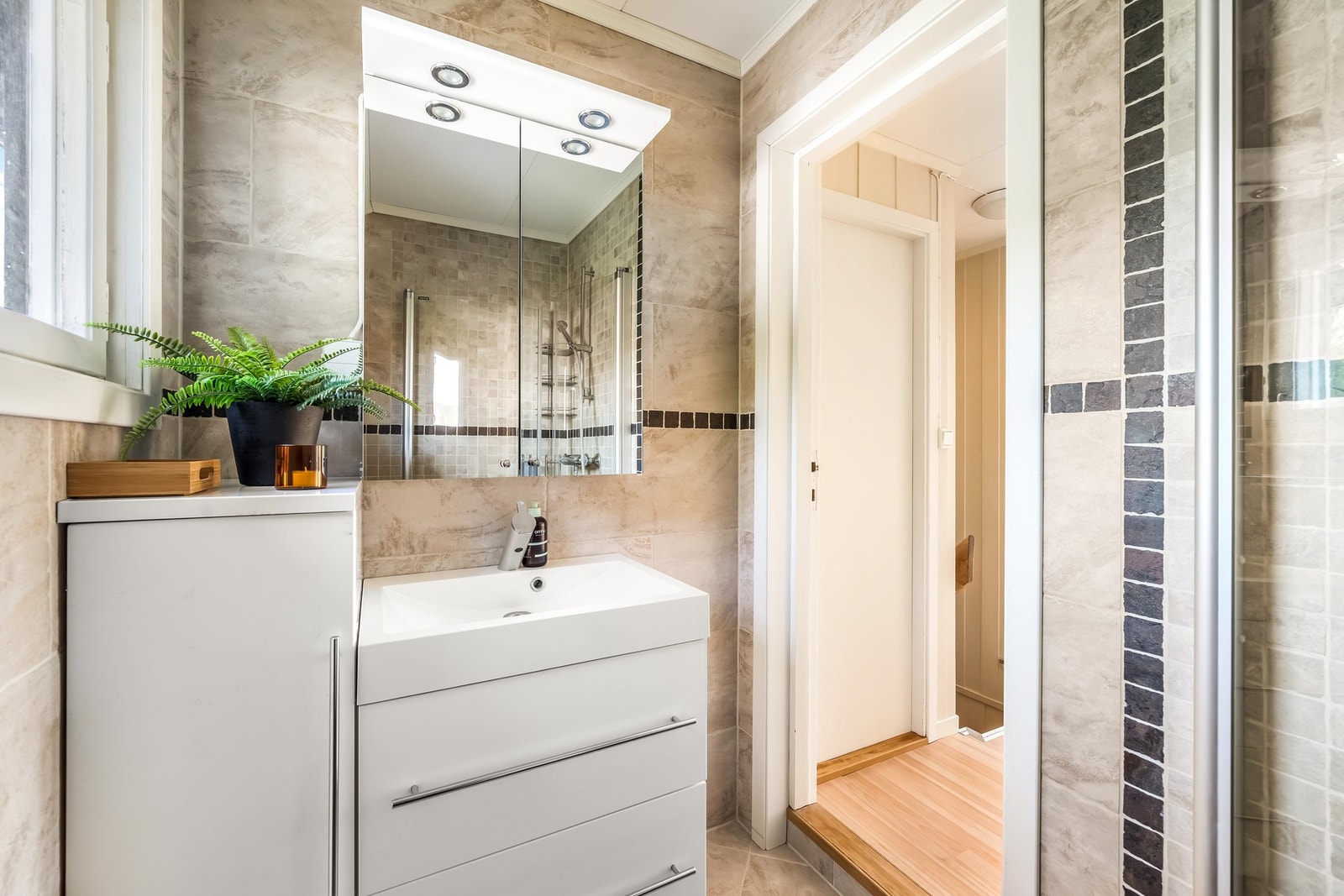 Bad i 2. etasje med flislagte vegger og gulv, samt varmekabler. Galleribilde