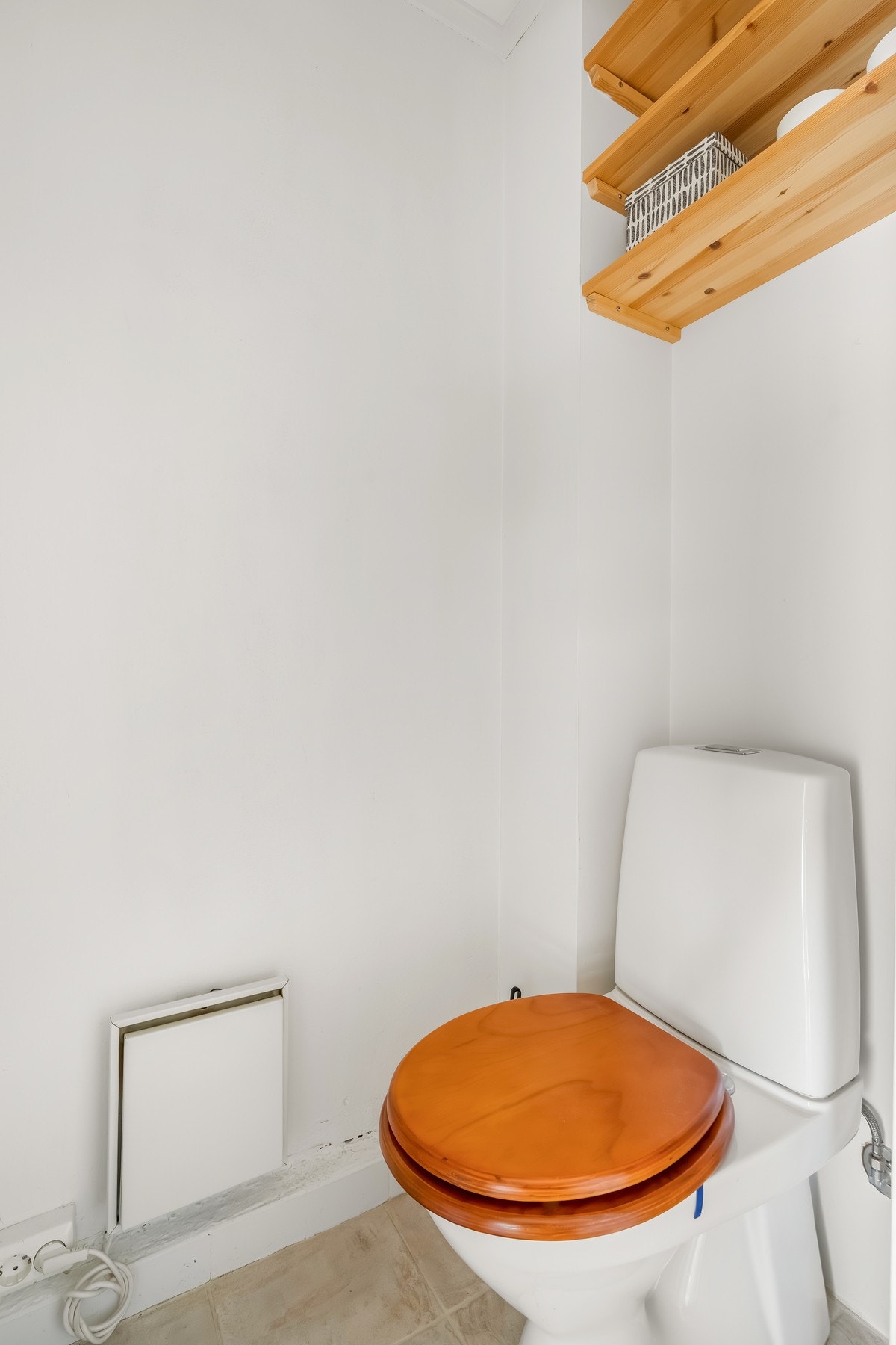 Toalettrom som ligger vegg i vegg med badet. Galleribilde