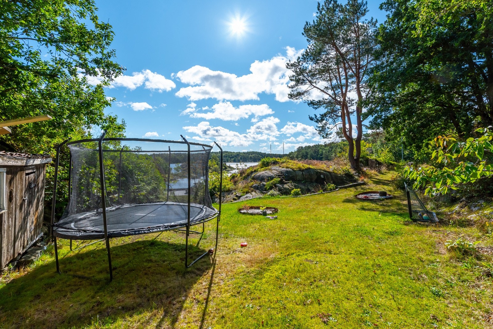 Her er det god plass og flere bruksmuligheter - hagen kan deles opp i soner for lek og moro, og det kan settes ut utemøbler og langbord for mathygge i godt selskap. Galleribilde