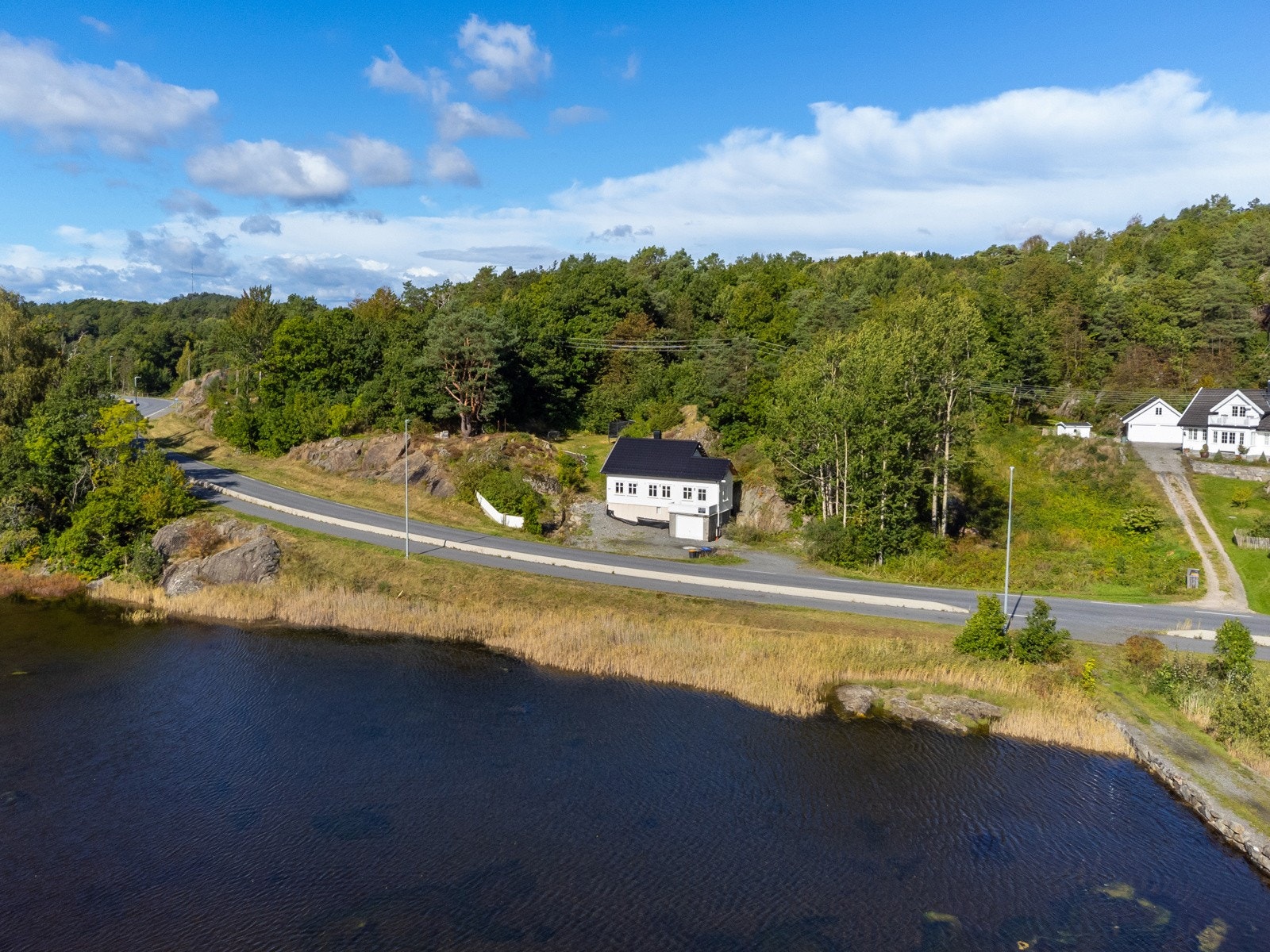 Boligen ligger i naturskjønne omgivelser med korte avstander til alt du trenger i hverdagen. Galleribilde
