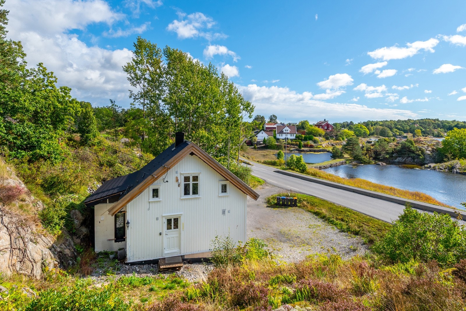 Boligen ligger innerst i Hovekilen og har egen strandlinje. Galleribilde