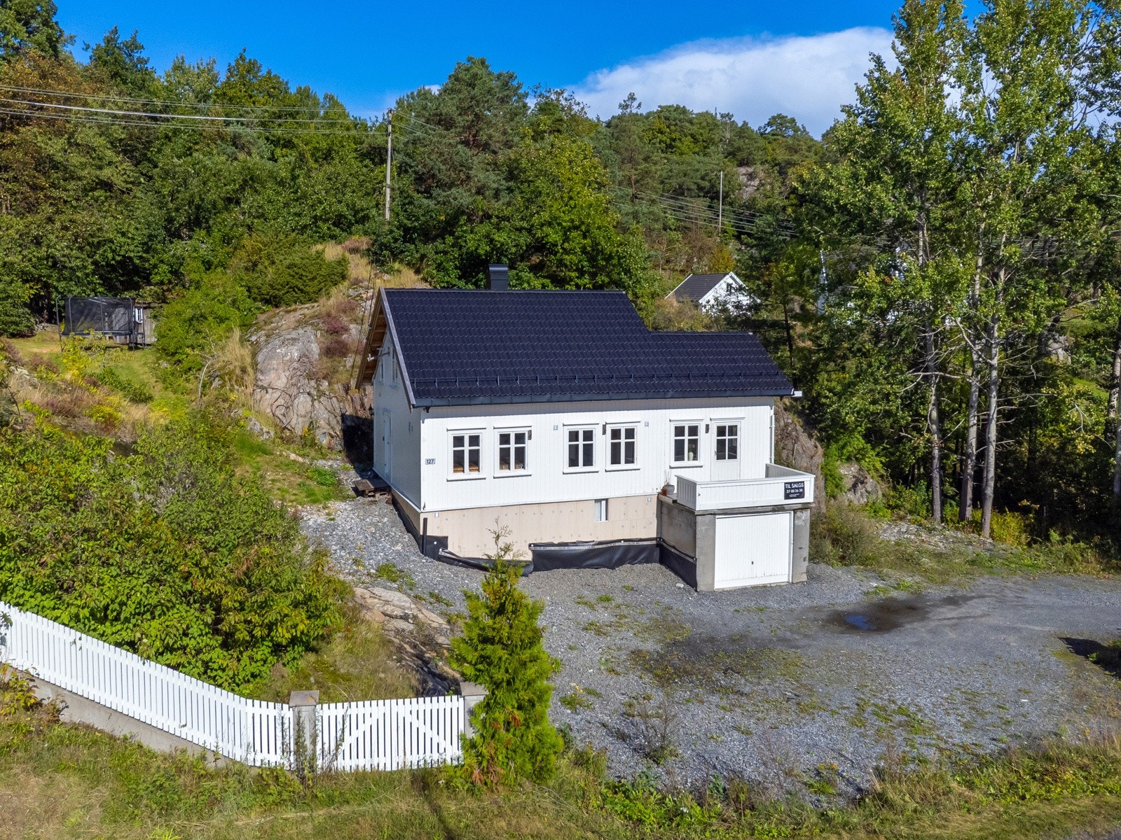 Det er gjort mye arbeid på boligen som drenering og skifte av tak. Bare siste finish igjen og du har en bolig klar for bruk i mange år fremover. Galleribilde