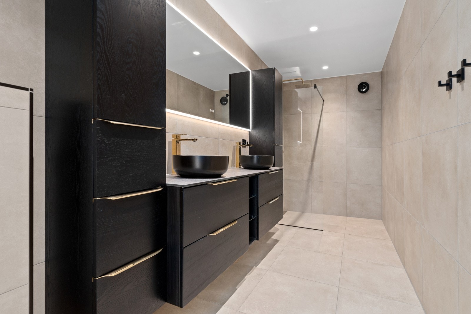 Badet er fra 2023-24 og har flislagt vegger og gulv. Gulvet har behagelig gulvvarme. Et delikat og lekkert bad som gir en følelse av hjemmespa. Galleribilde