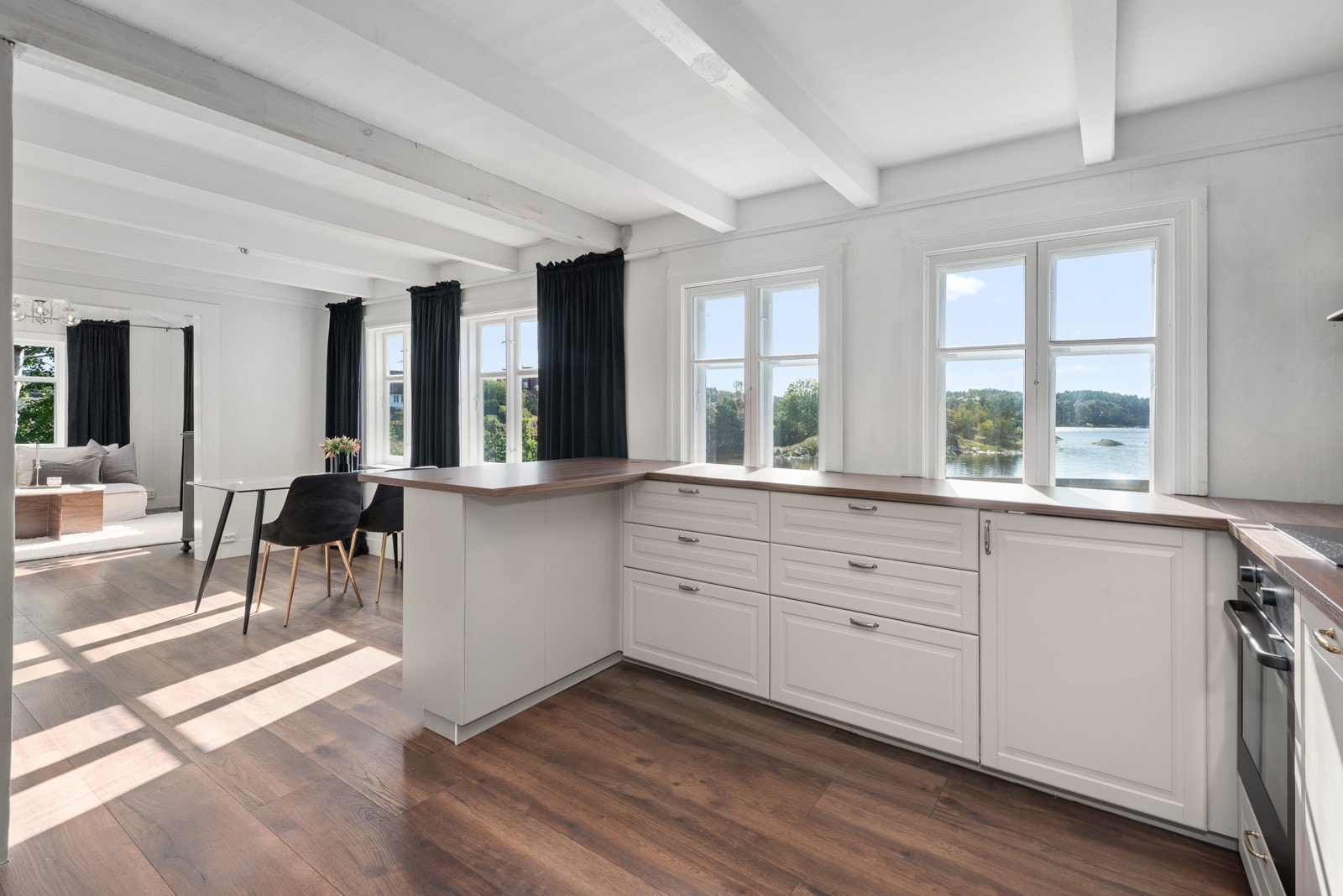 Boligen har godt med vinduer som slipper inn rikelig med naturlig lys og man får fint utsyn til vakkert landskap. Galleribilde