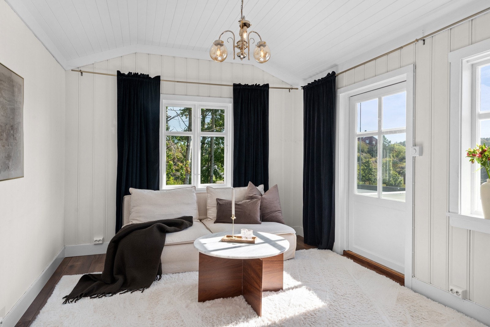 Lys og fin stue med utgang til solrik terrasse på fremsiden av boligen Galleribilde