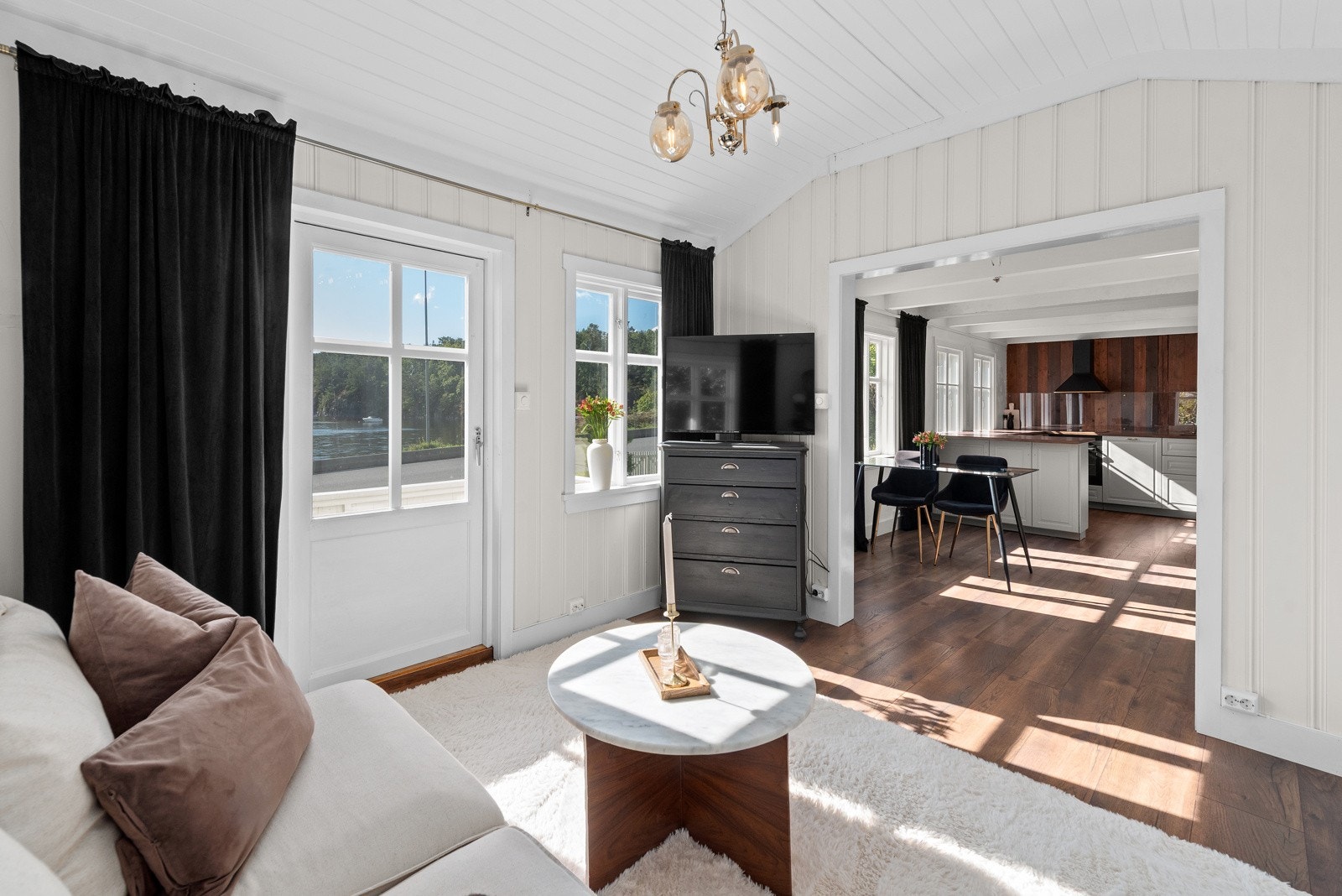 Den delvis åpne løsningen og de gode vindusflatene gir en luftig og god romfølelse. Galleribilde