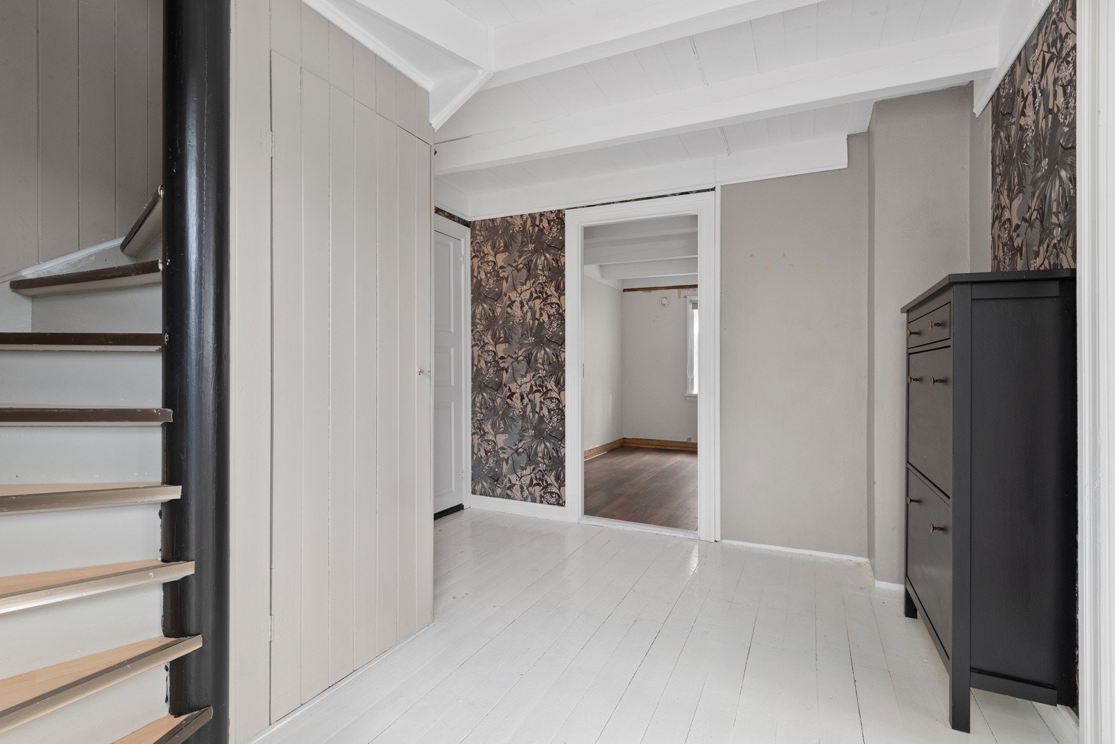 Mellomgang med trapperom ned til kjeller og opp til 2.etg. i 2.etg. er det 2 romslige soverom. Galleribilde