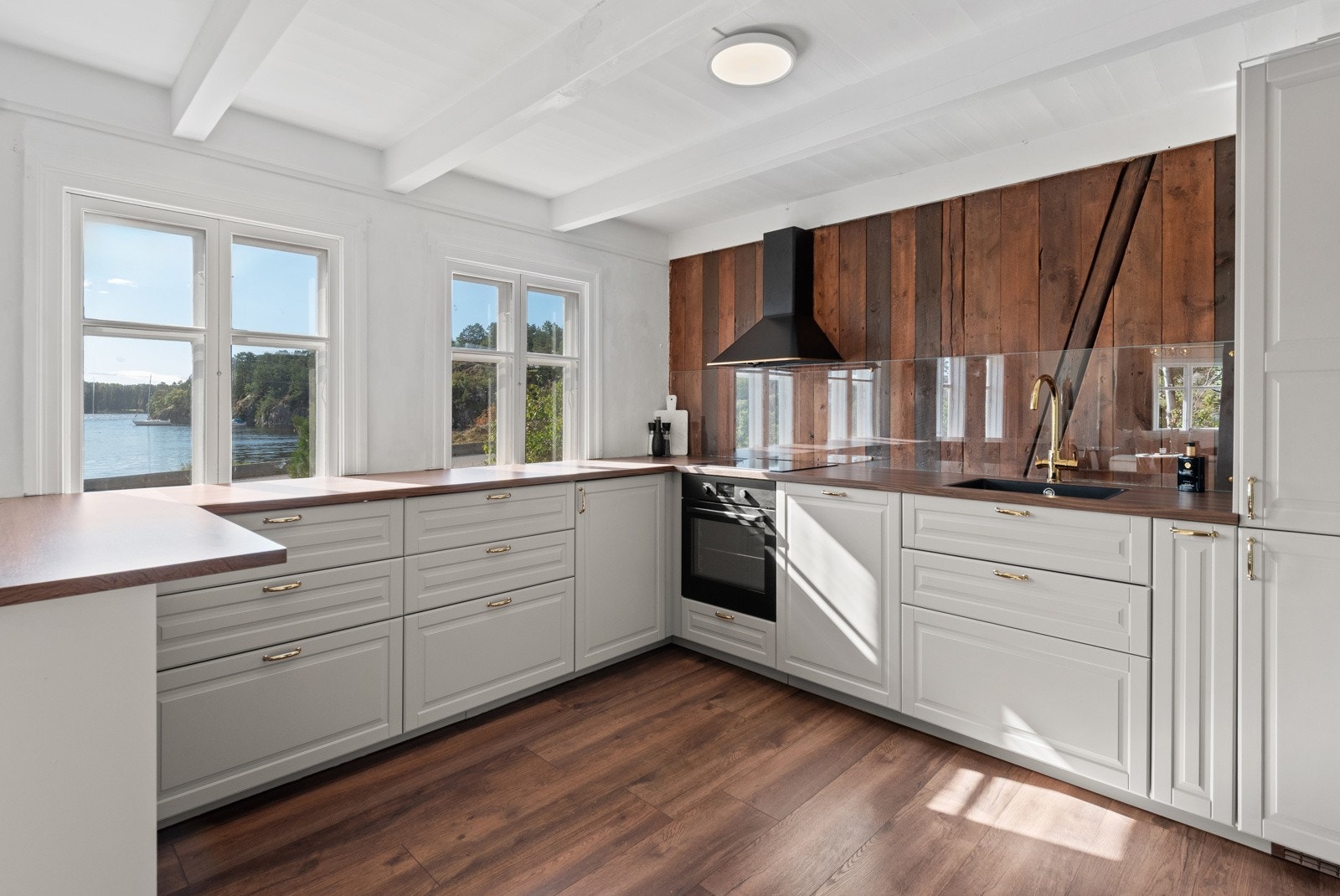 Et innbydende, tidsriktig og lekkert kjøkken med profilerte fronter og integrerte hvitevarer. Rikelig med benkeplass og skuffer for god utnyttelse av plass. Galleribilde