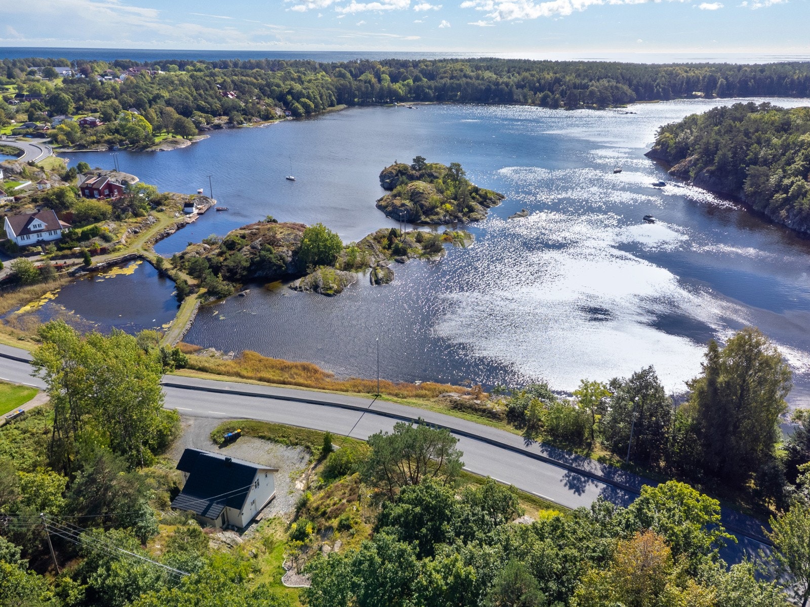 Velkommen til Tromøy Kirkevei 127 - enebolig med tilhørende strandlinje - Presentert av Marius Engelskjønn v/Meglerhuset & Partners Galleribilde
