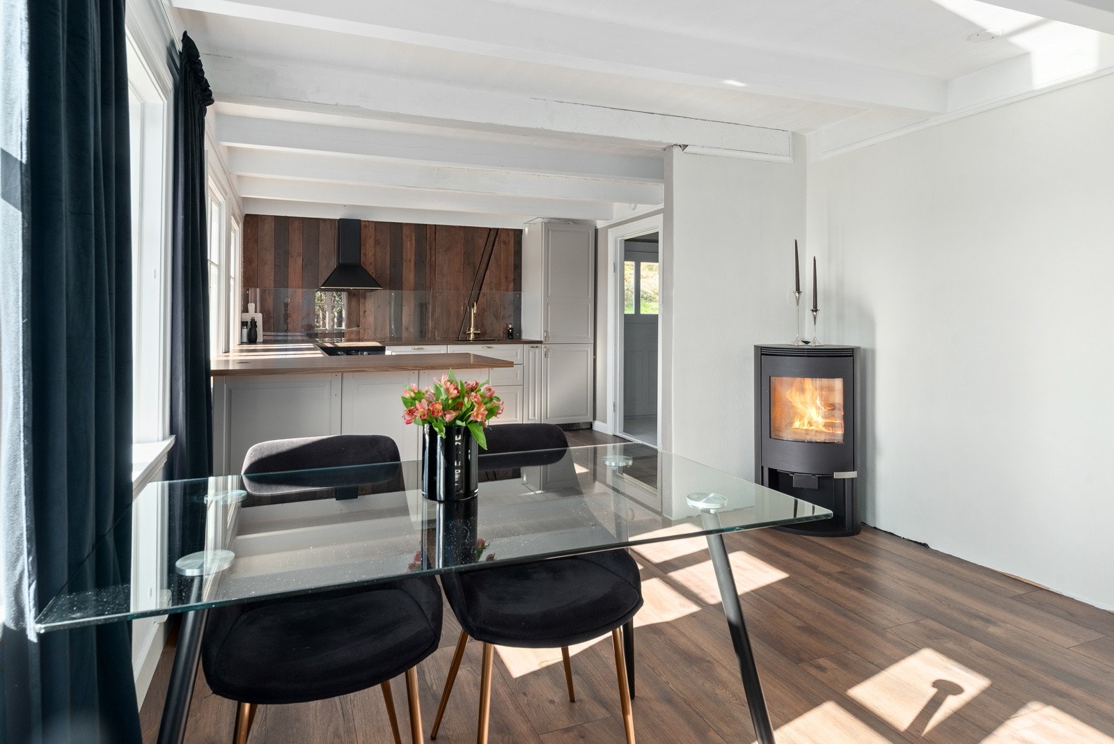 Det er satt inn ny vedovn i mellomstuen mellom stue og kjøkken som setter stemningen og gir god varme på kaldere dager. Galleribilde