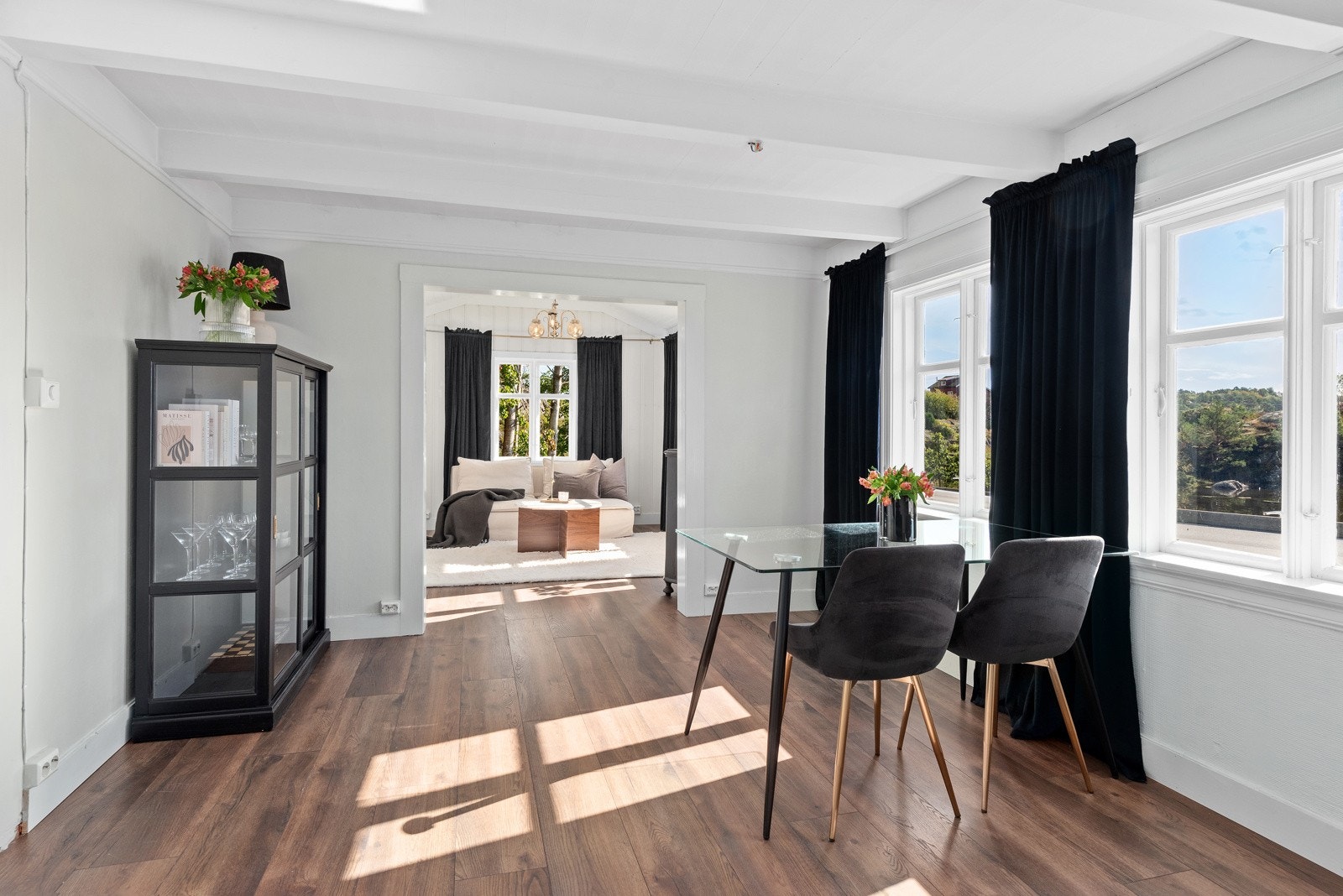 Lyse og fine rom med åpen løsning som gir en luftig følelese og god flyt i mellom rommene. Galleribilde