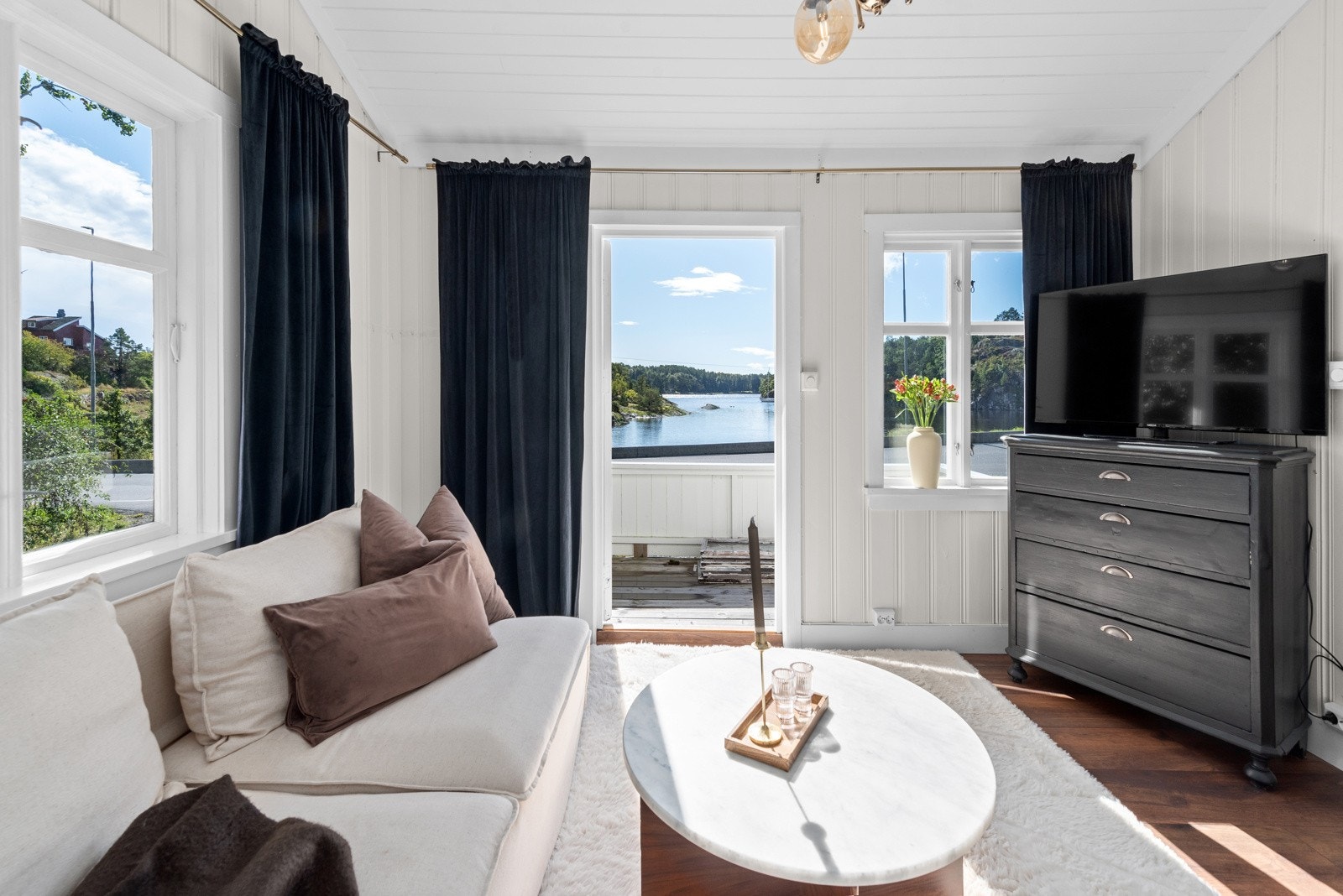 Lys og fin stue med flere møbleringsmuligheter, utgang til terrasse, og nydelig sjøutsikt utover Hovekilen. Galleribilde