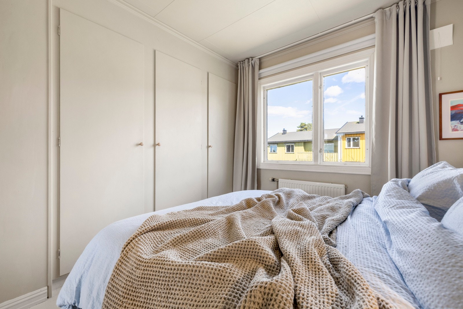 - Rikelig plass til klesoppbevaring i plassbygde skap - Galleribilde