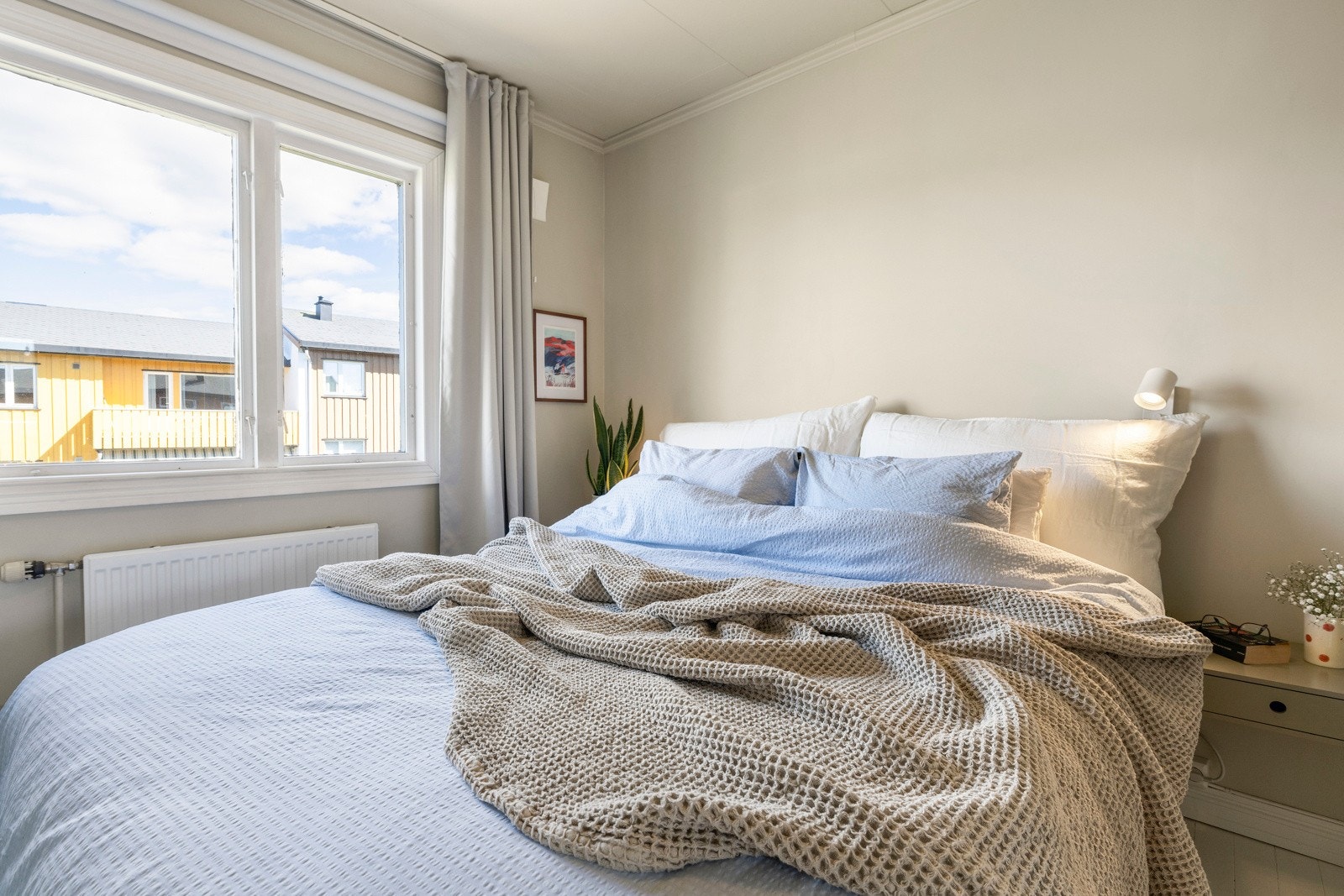 - God plass til dobbeltseng, nattbord og kommode - Galleribilde