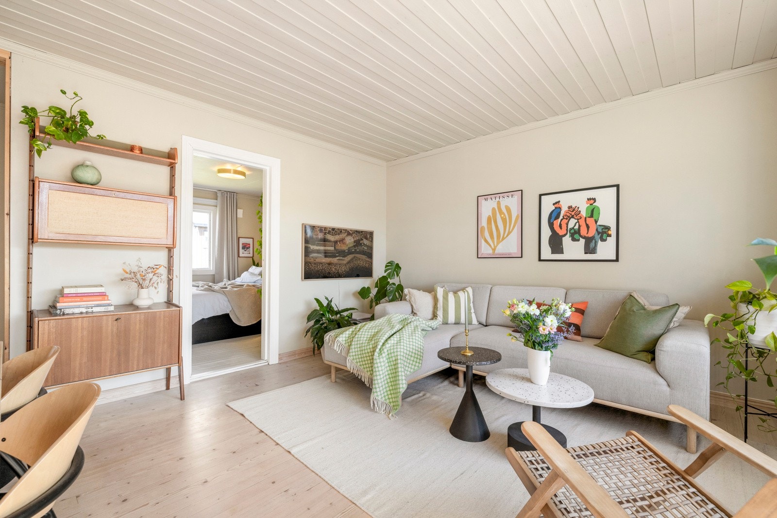 - Et stort rom med god plass til både sofa og spisegruppe - Galleribilde