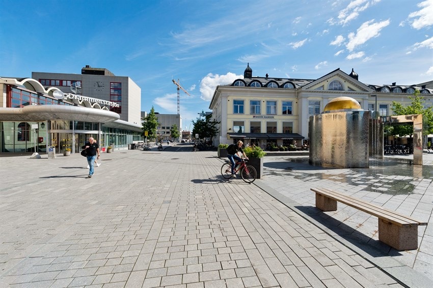Strømsø torg og Drammen stasjon. Galleribilde