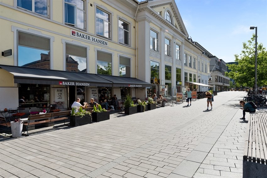 Strømsø torg med hyggelig uteservering. Galleribilde