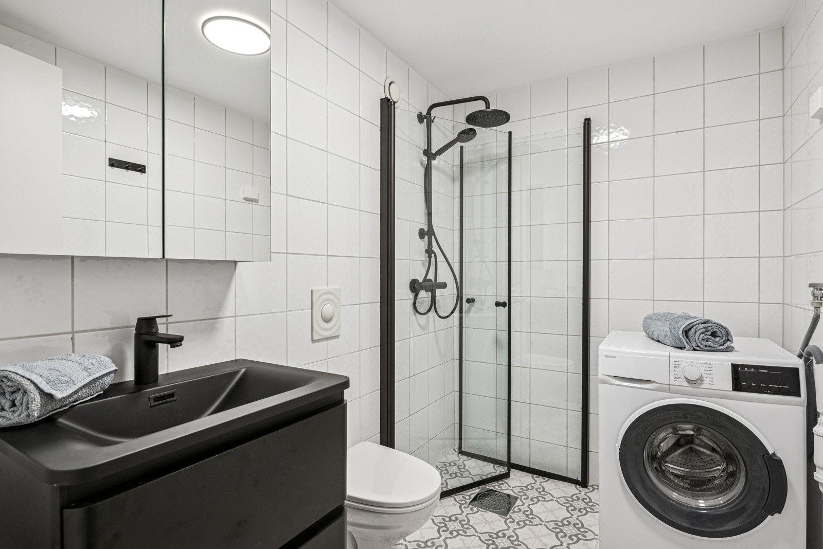 Stilrent og funksjonelt bad med god plass til både vask, oppbevaring og hverdagsrutiner. Galleribilde