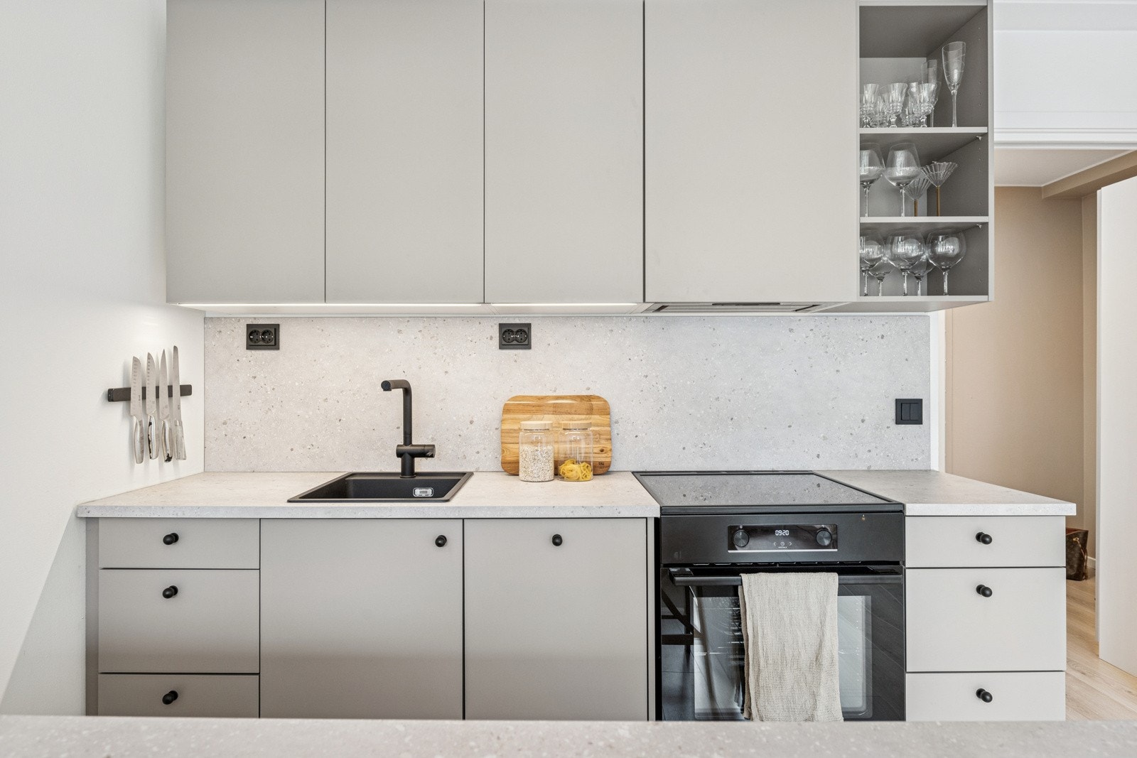 Kjøkkenet er funksjonelt og moderne med god benkeplass, flere skap og skuffer og detaljer som gjør hverdagen enklere. Galleribilde