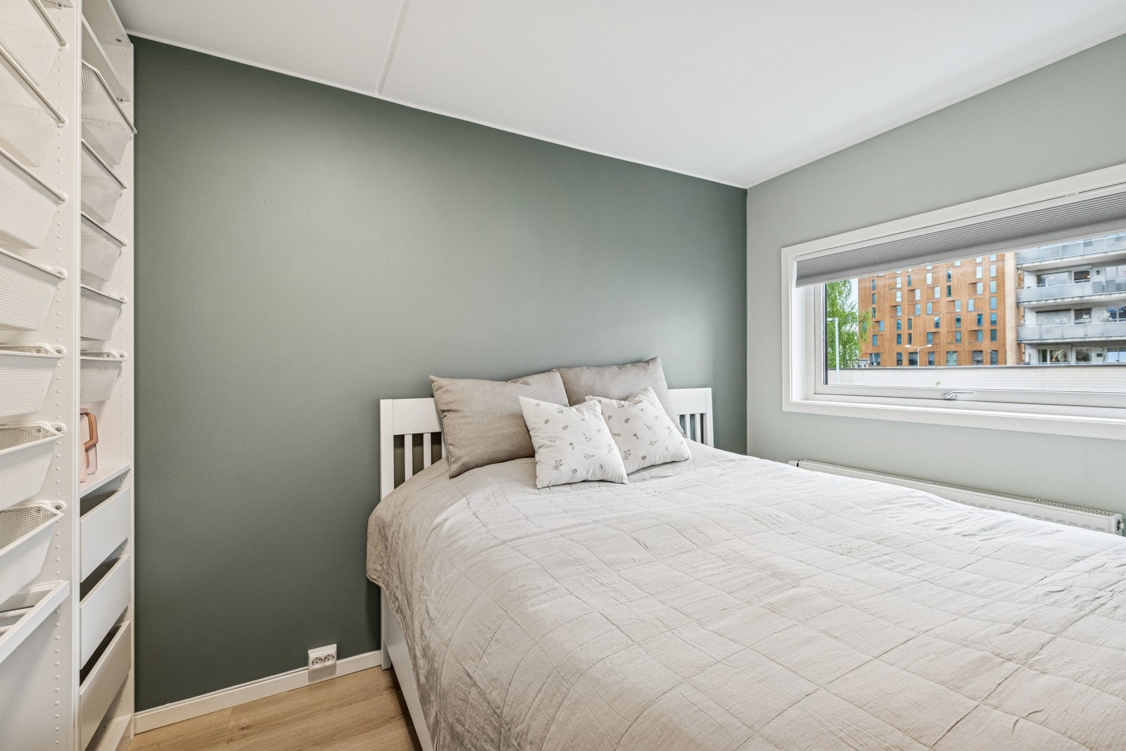 Soverommet gir god plass til seng og nattbord - her kan du både slappe av og organisere. Galleribilde