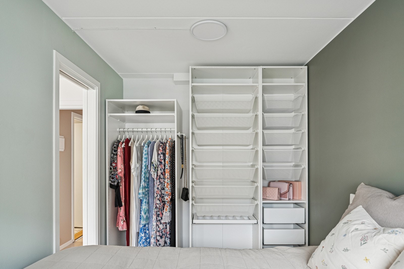 Garderobeløsningen er fra 2024 og gir deg rikelig med lagringsplass uten å ta mye gulvflate. Galleribilde