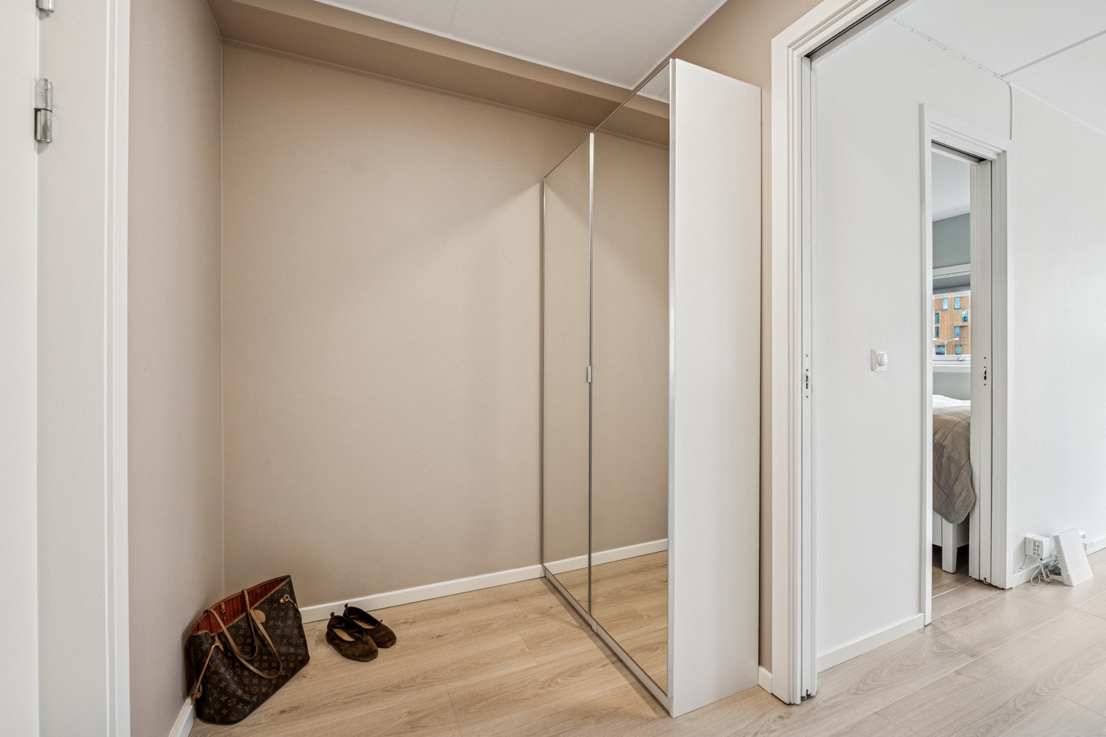 Ny garderobeløsning fra 2024 med speildører gir ekstra romfølelse og skjult oppbevaring. Galleribilde