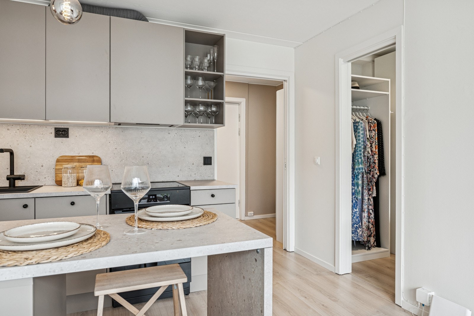 Nytt kjøkken fra 2024 med integrerte hvitevarer og stilren kjøkkenøy med spiseplass. Galleribilde