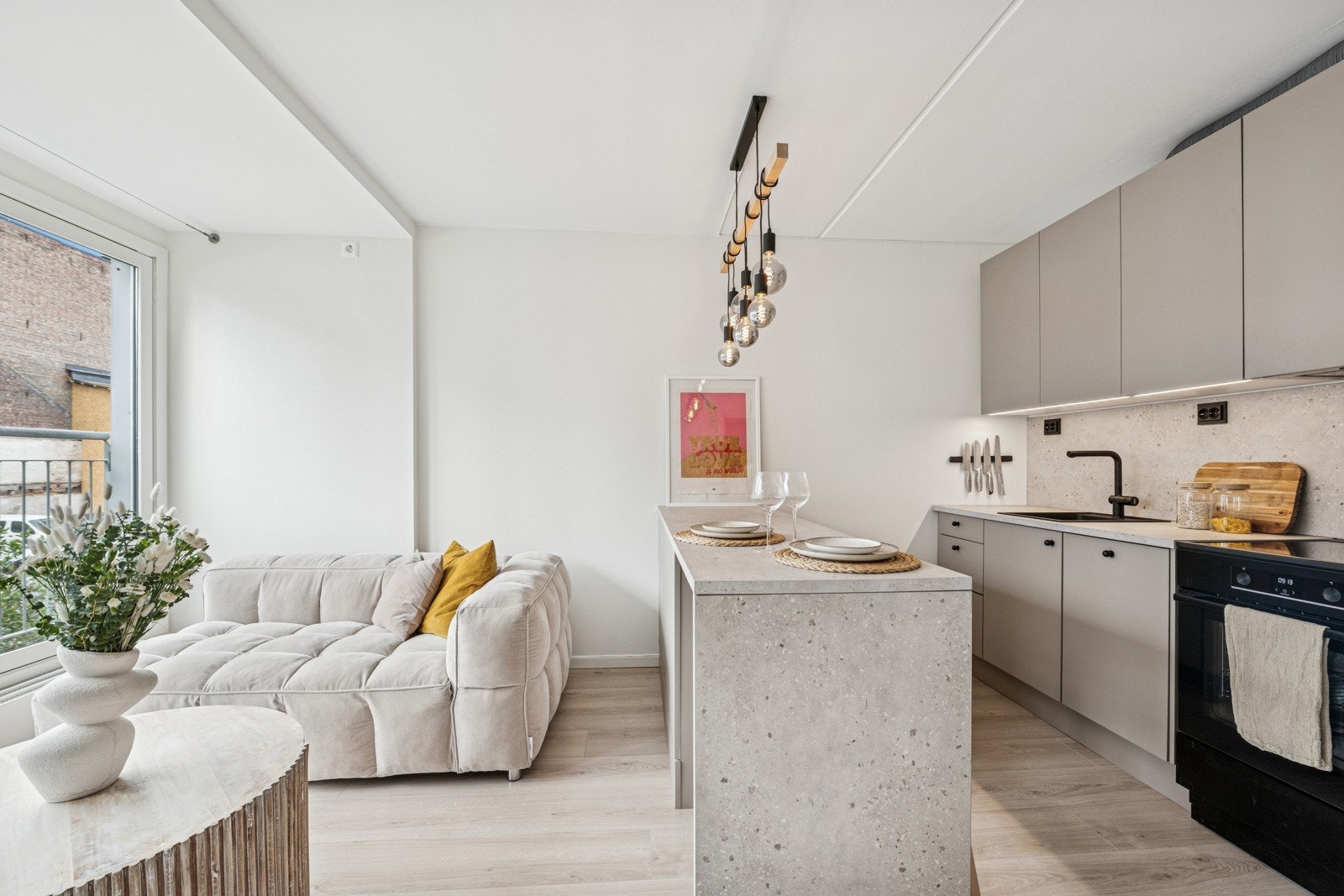 Eiendomsmegler Emilie Fredriksen v/ Meglerhuset & Partners Drammen ønsker velkommen til Strømsø torg 5e! Galleribilde