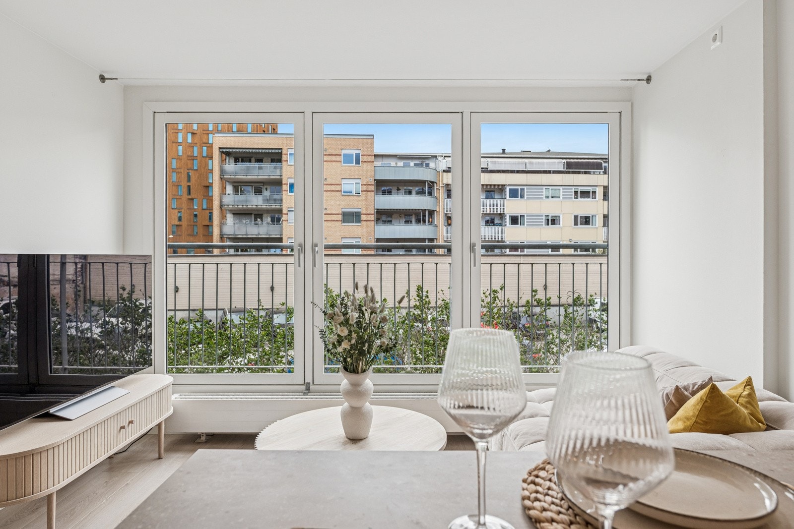 Store vindusflater gir godt med dagslys og lun sofakrok gjør det enkelt å slappe av. Galleribilde