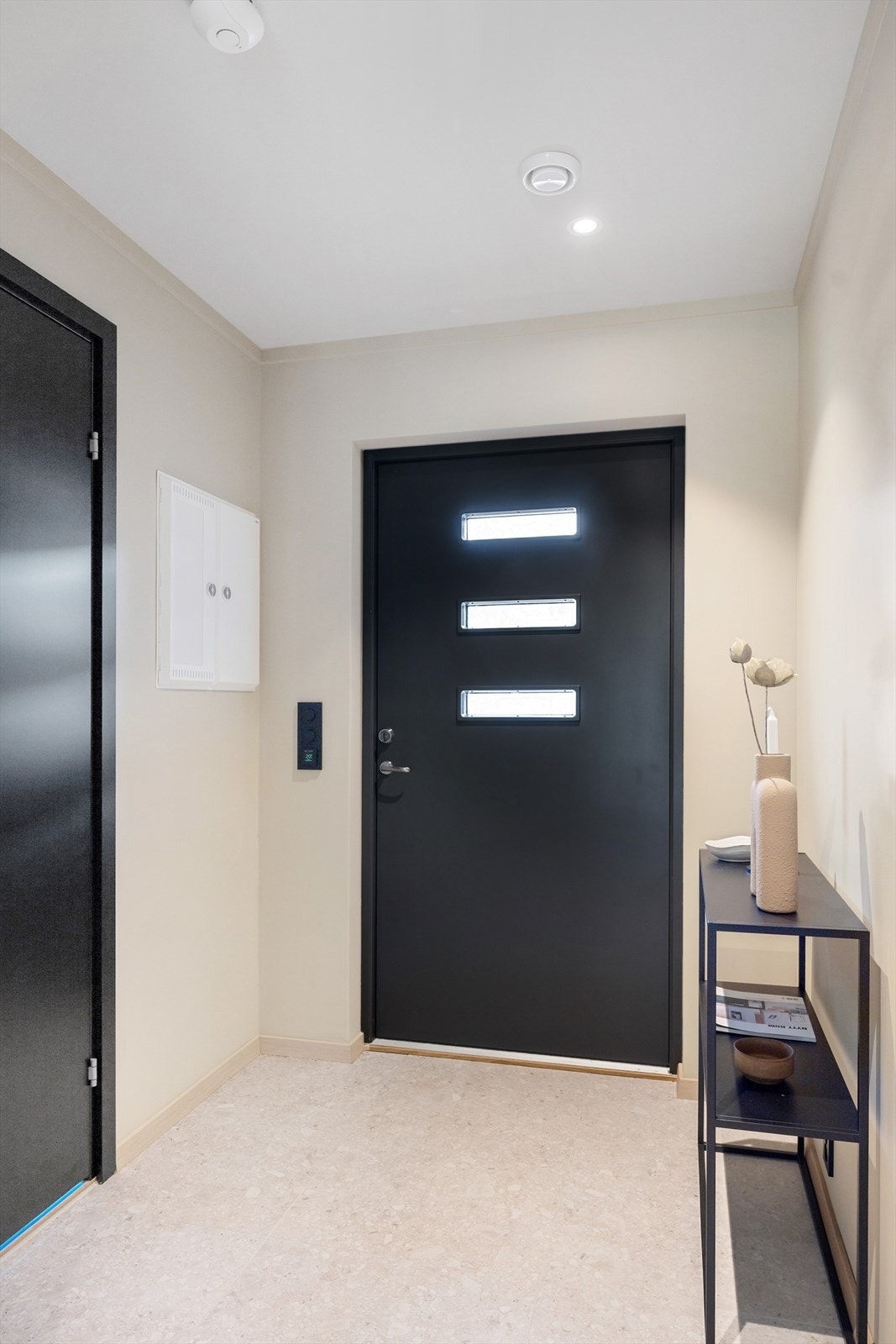 Hall med fliser og varme i gulv Galleribilde