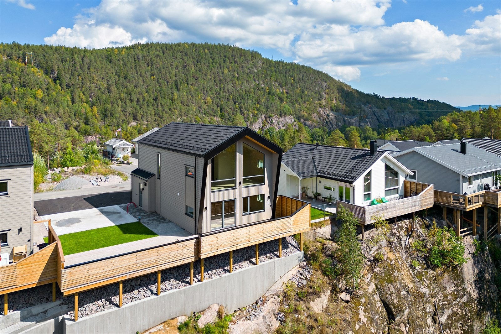 Eiendommen ligger på ytterste rekke med gode solforhold fra tidlig morgen til sen kveld! Galleribilde