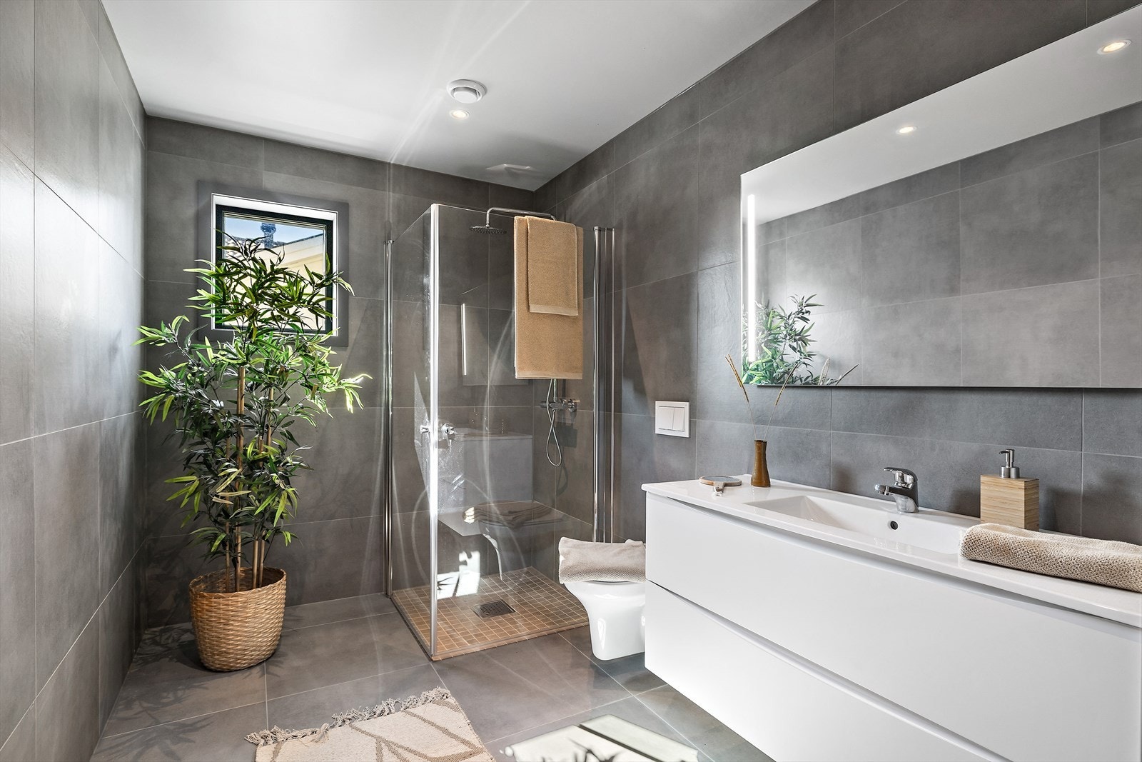 Nydelig og delikat baderom i 1. etasje Galleribilde