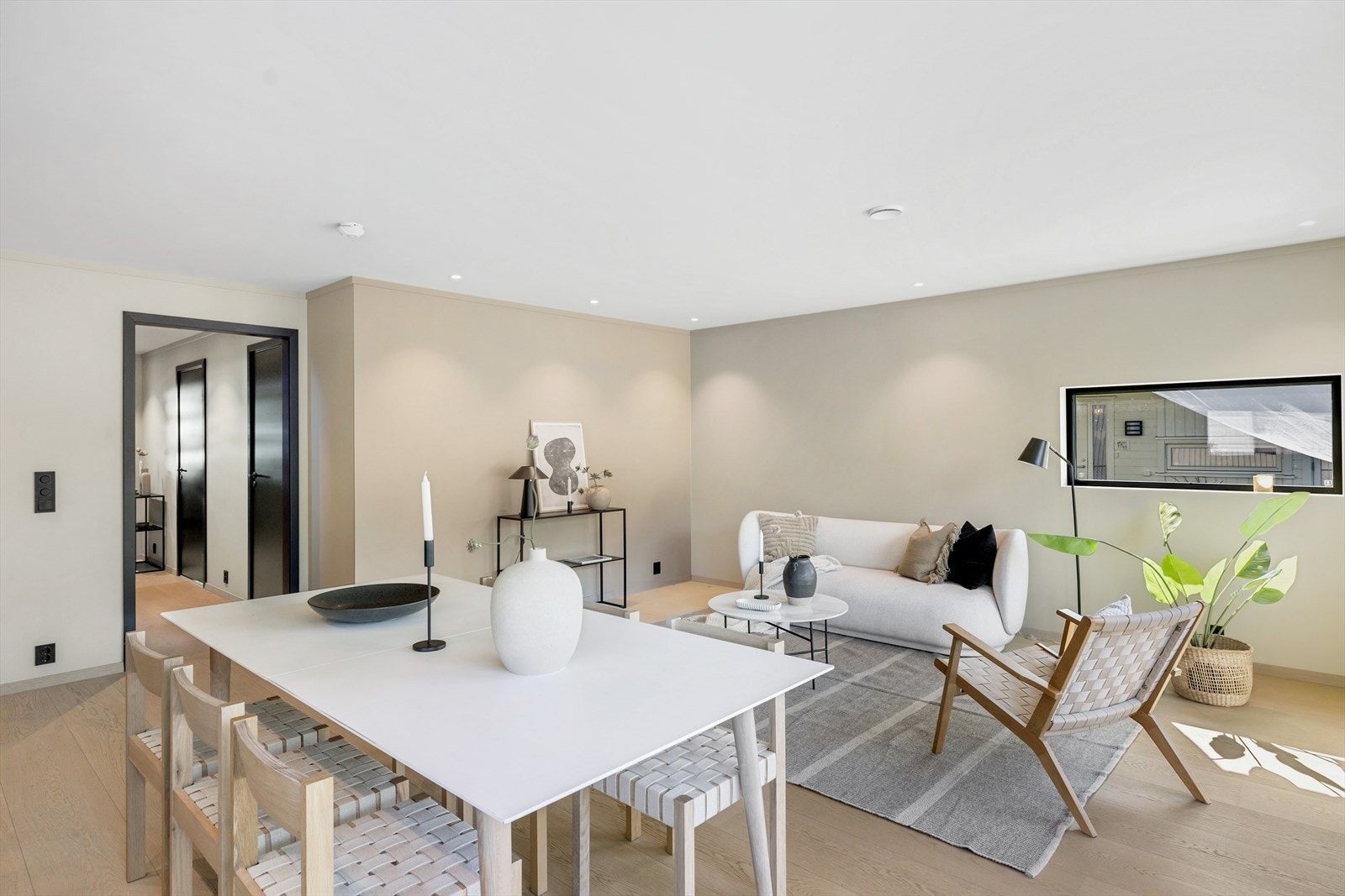 Det er god plass til både sofagruppe og spisestue i dette rommet Galleribilde