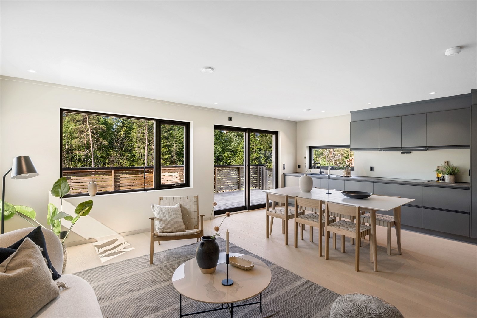 Stue, spisestue og kjøkken er i åpen løsning Galleribilde