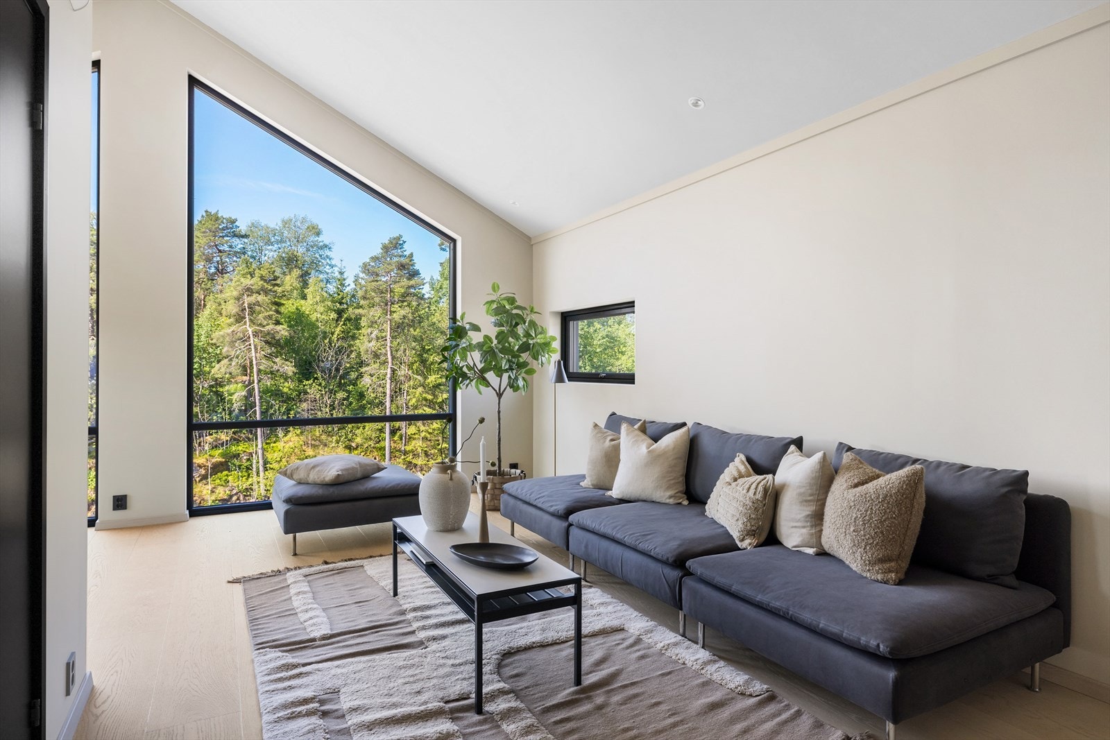 Lys og luftig loftstue med god plass til sofagruppe Galleribilde