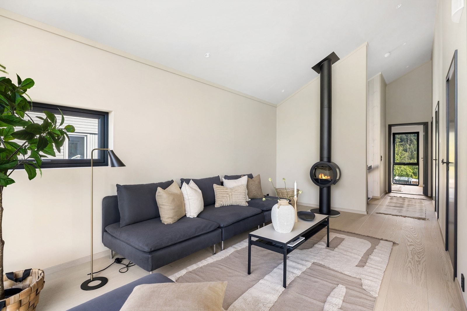 Stuen i boligens 2. etasje har en god planløsning og er et praktisk rom for barnefamilien Galleribilde