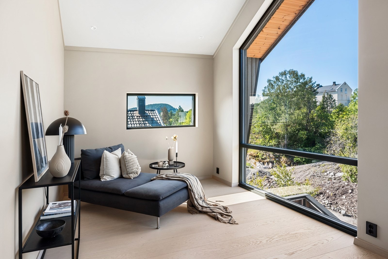 Stuen har god plass til flere sittegrpper/soner Galleribilde