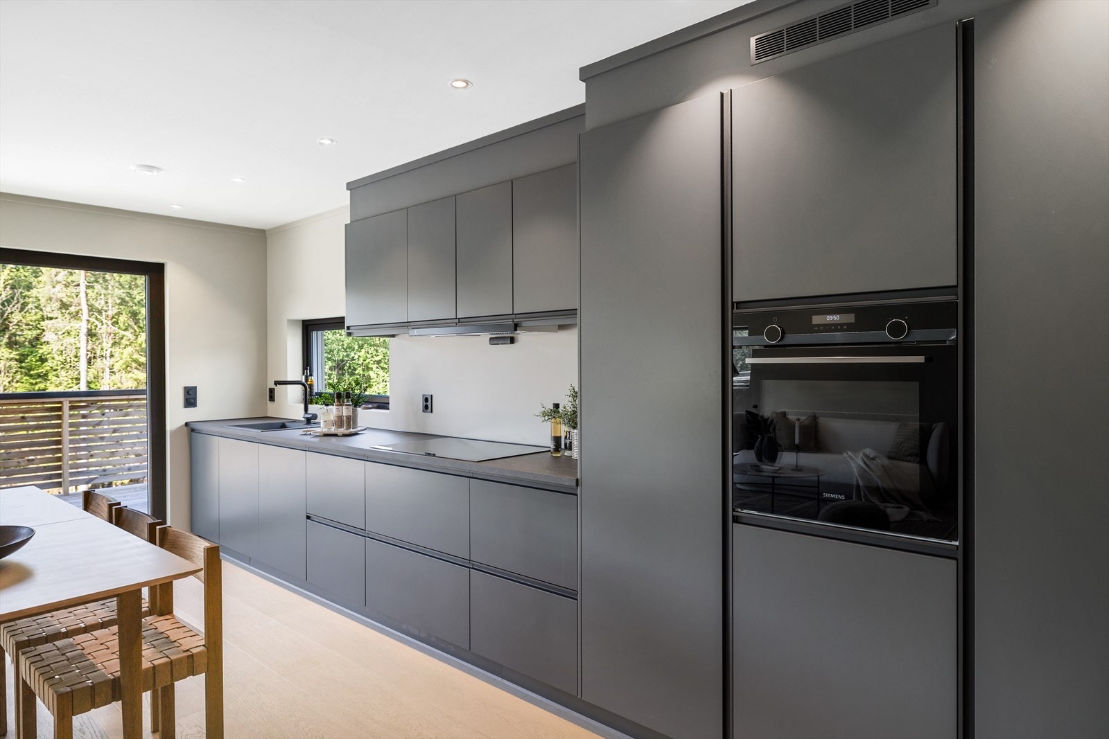 Integrerte hvitevarer medfølger: stekeovn, platetopp, oppvaskmaskin og kjøl/fryseskap Galleribilde