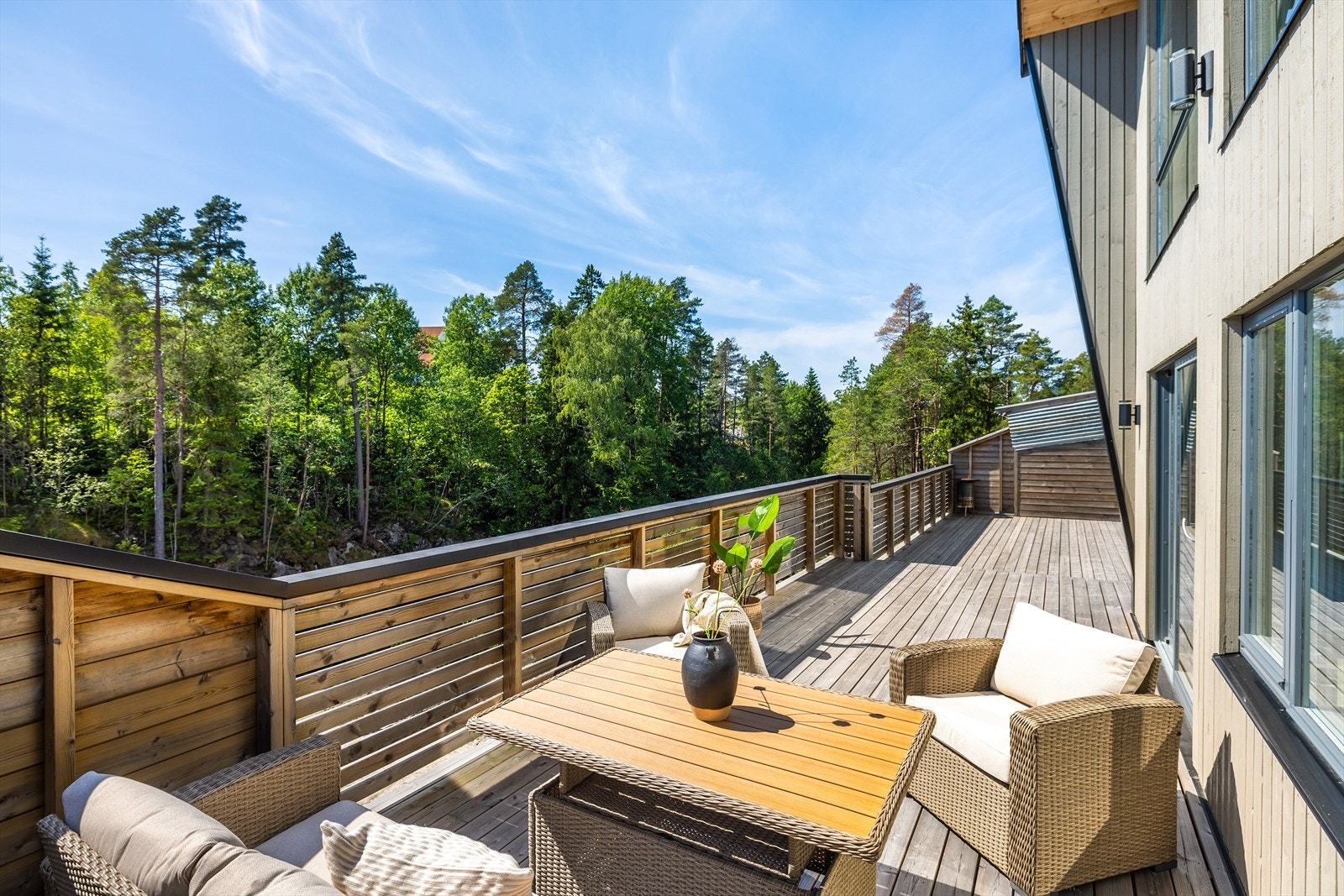 Verandaen har god plass til sittegrupper Galleribilde