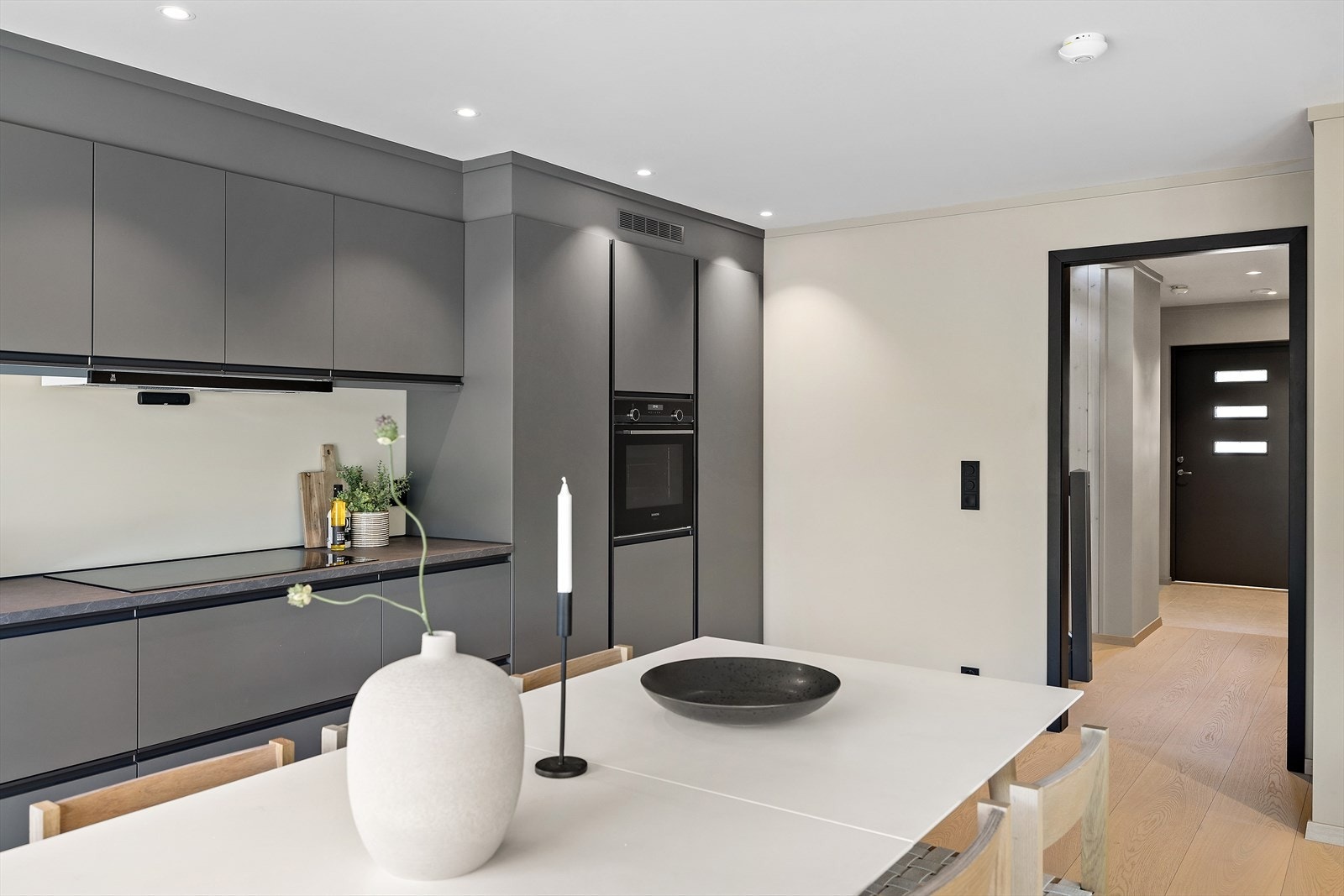 Stilren og moderne kjøkkeninnredning med slette fronter og grepshåndtak Galleribilde