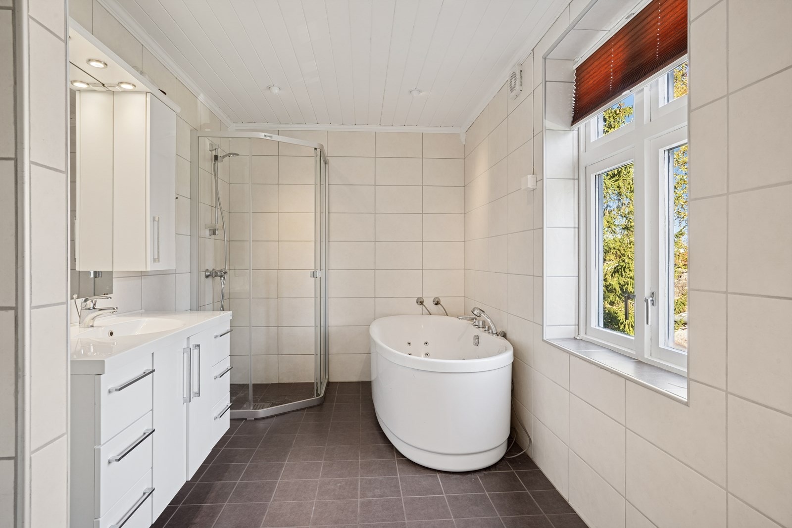 Stilrent baderom i første etasje. Galleribilde