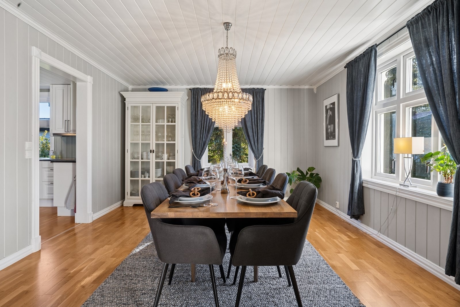 Spisestue som har plass til mange gjester. Perfekt for høytider eller middagsbesøk. Galleribilde