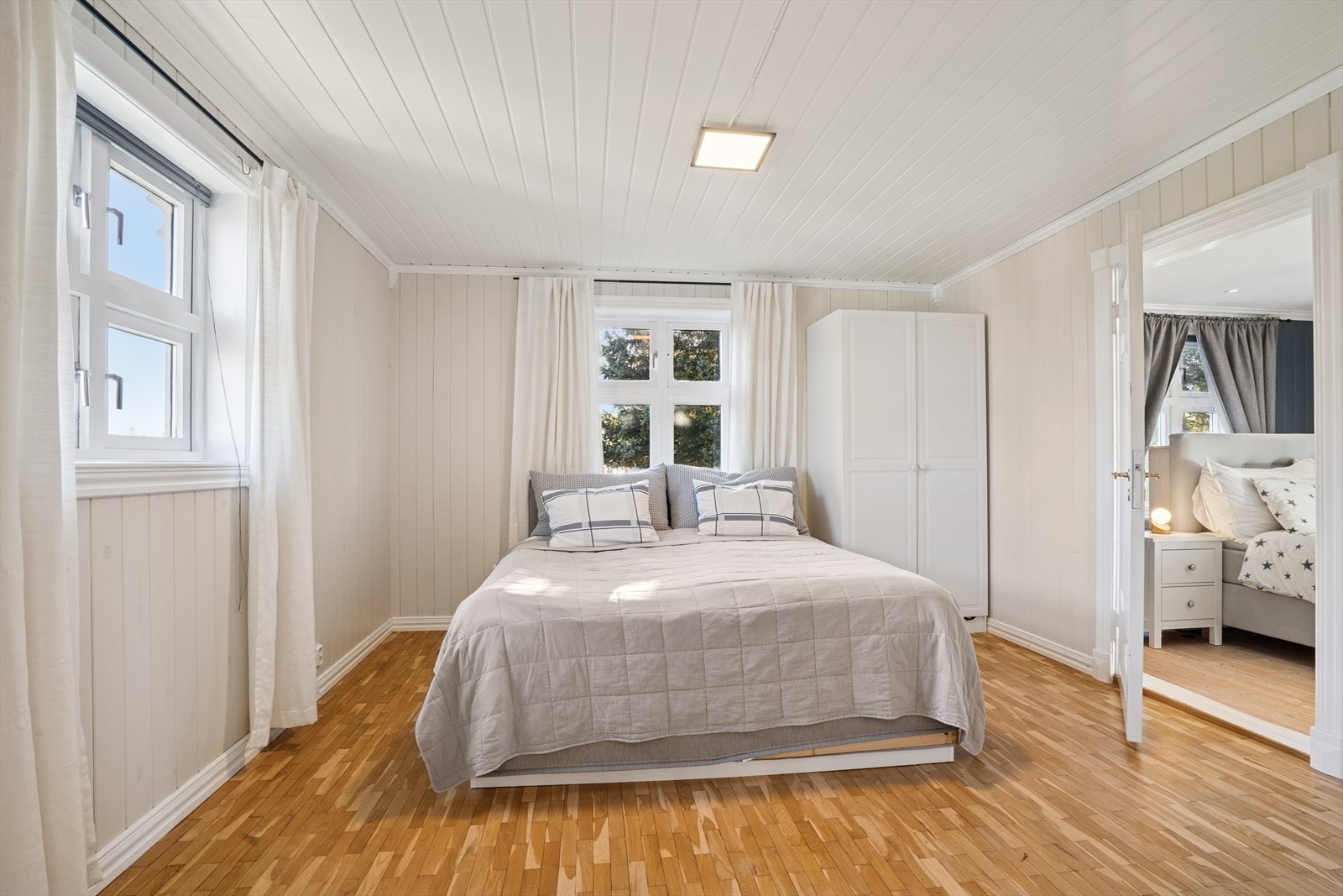 Lyst og innbydende soverom med god plass til dobbeltseng og annen innredning. Galleribilde