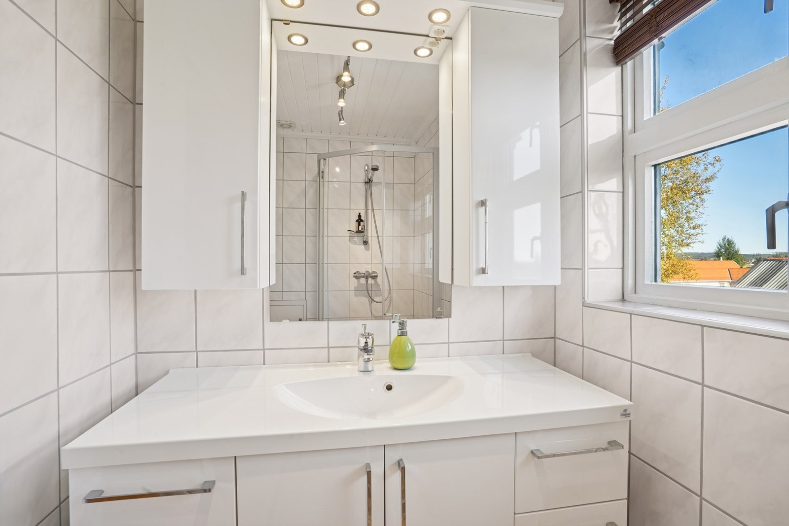 Boligen har bad i begge etasjer. Galleribilde