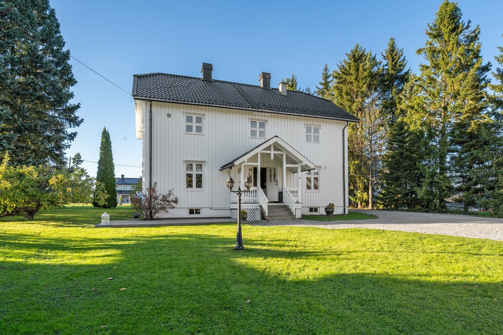 Stilfull og velholdt fasade - et hjem du vil trives i fra første stund. Galleribilde