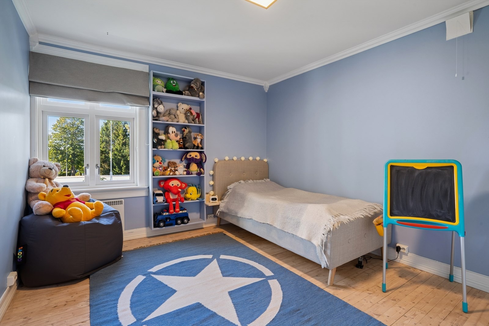 Et trivelig rom for familiens yngste - lyst, luftig og lett å innrede. Galleribilde