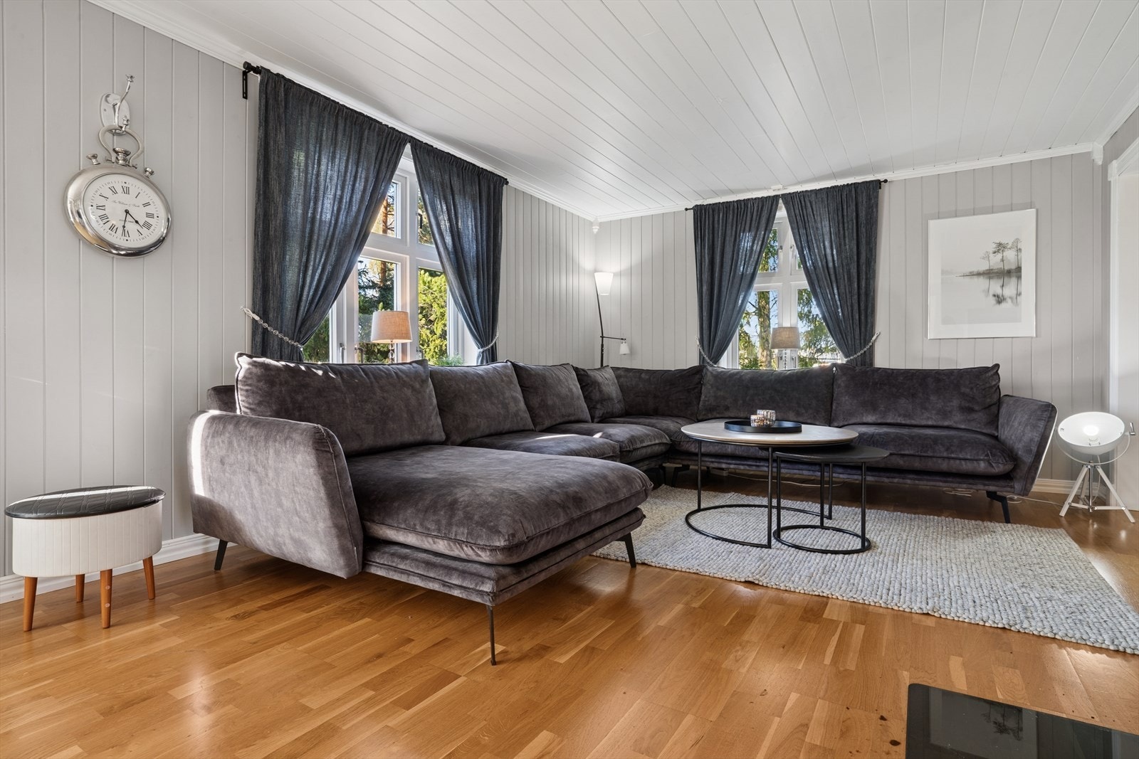 I stuen er det god plass til en stor sofa med sjeselong og annen innredning. Galleribilde