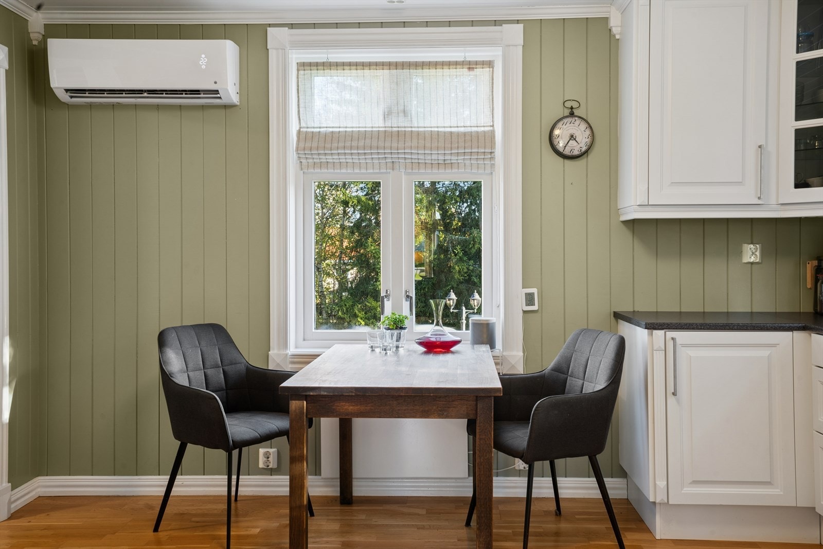 Koselig sitteplass på kjøkkenet hvor du kan nyte morgenkaffen. Galleribilde