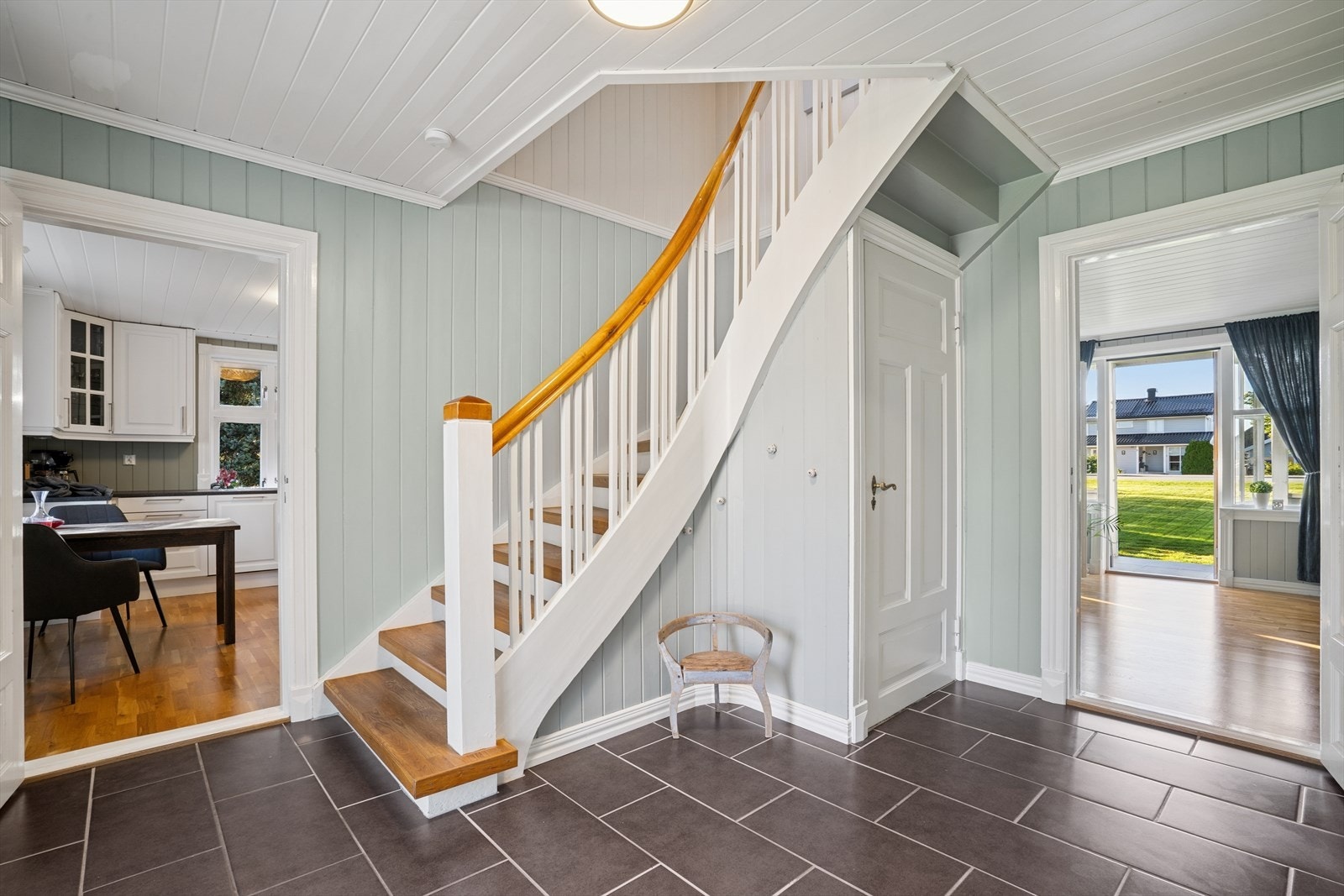 Inngangspartiet tar deg videre inn i boligen. Galleribilde