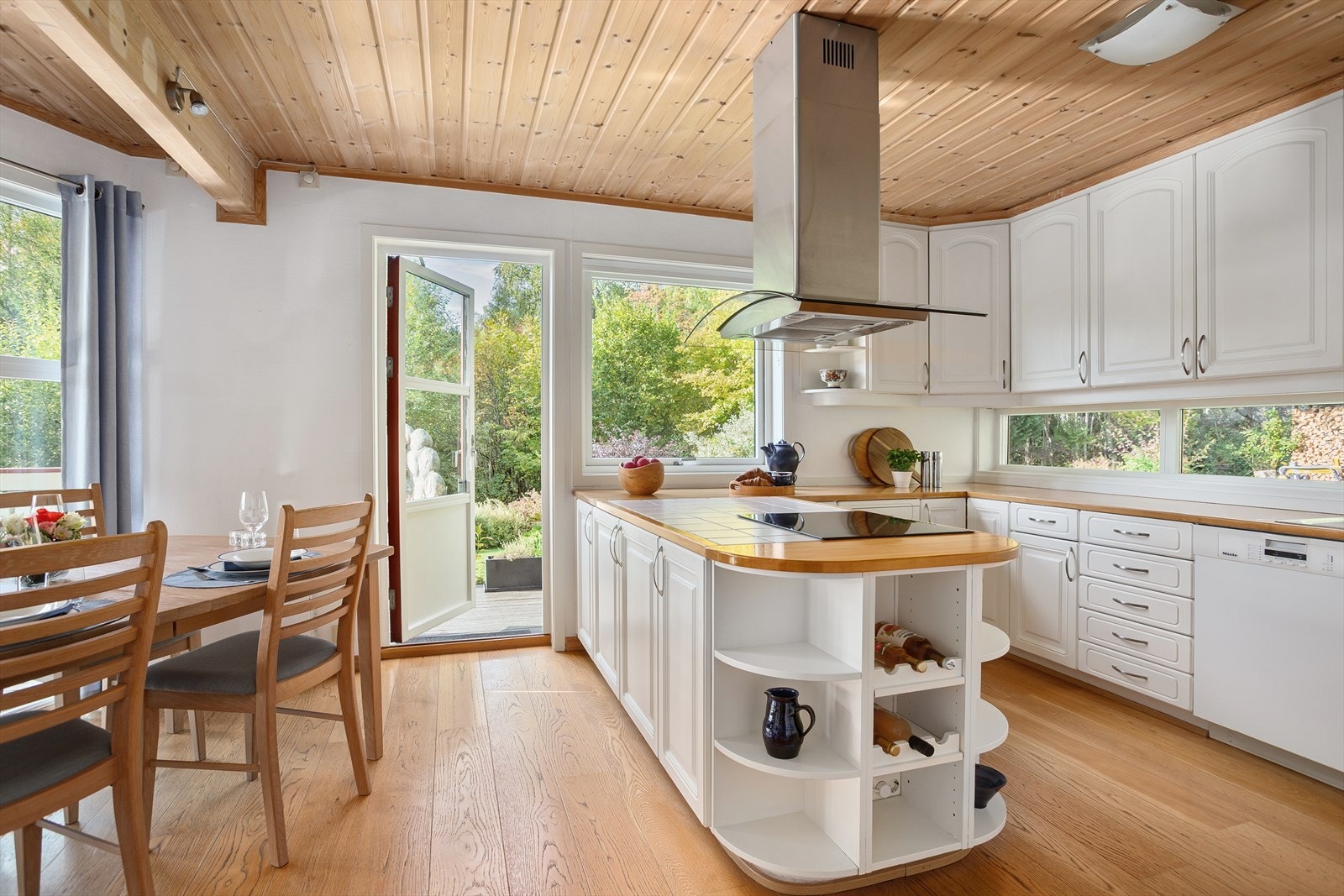 Kjøkkenet har godt med oppbevaringsplass i en god miks av skuffer og skap Galleribilde